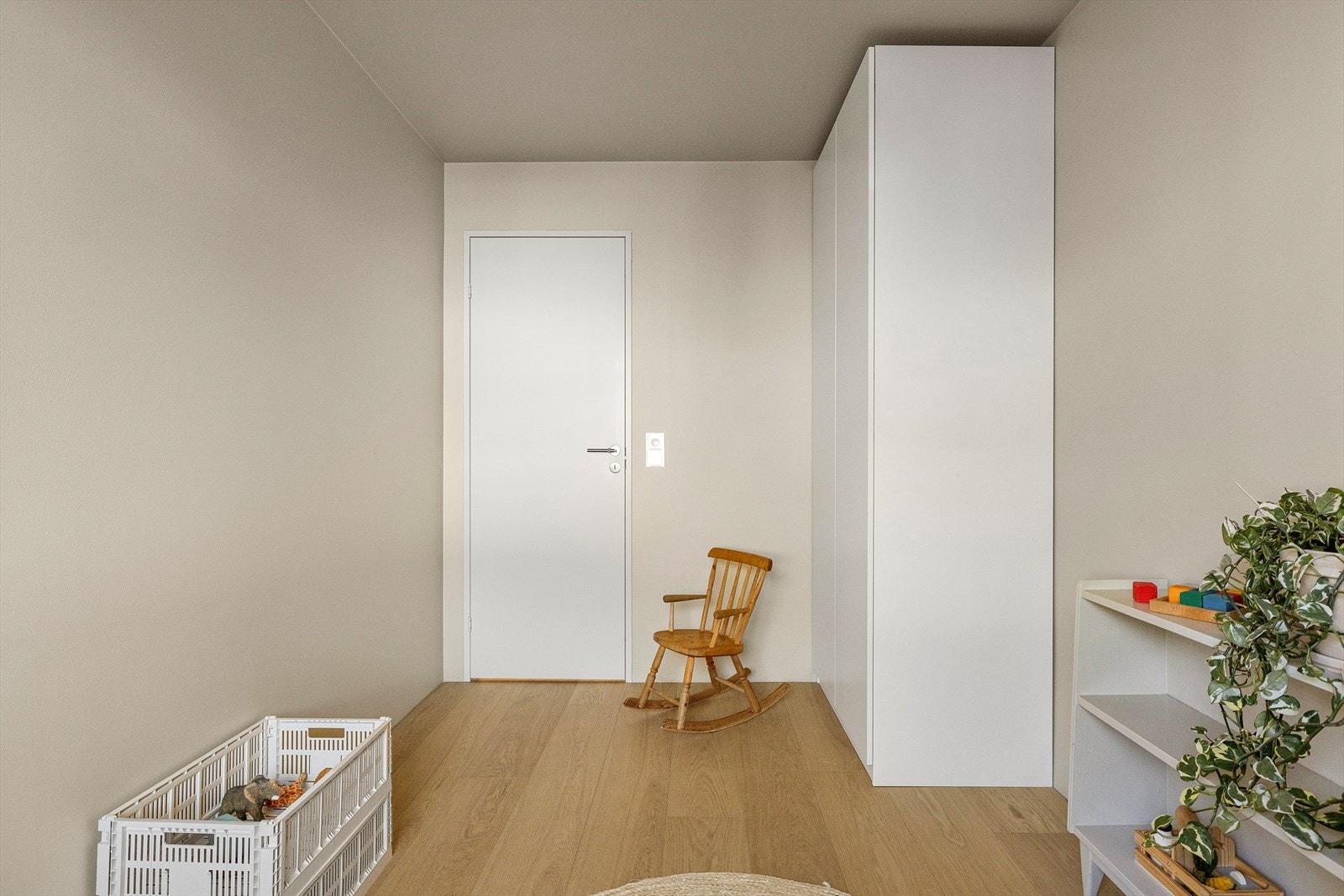 God oppbevaringsplass i stort garderobeskap. Galleribilde