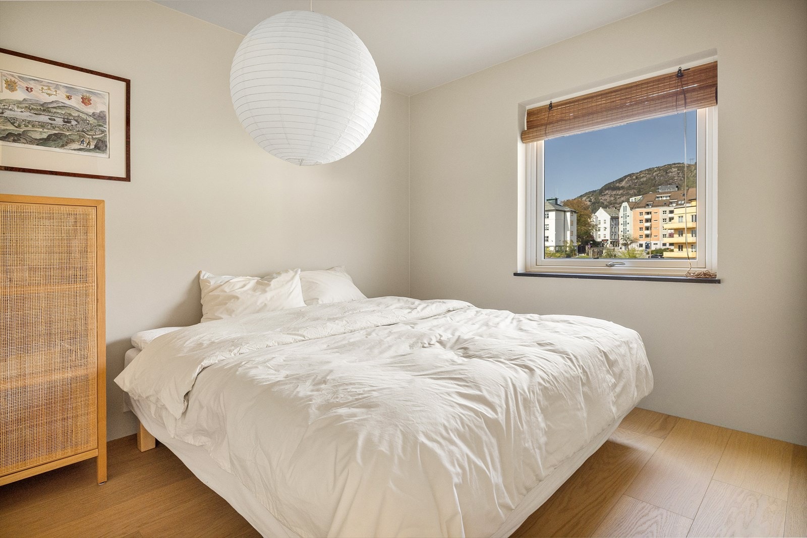 Hovedsoverommet har god plass til dobbeltseng, nattbord og annet ønskelig møblement. Galleribilde