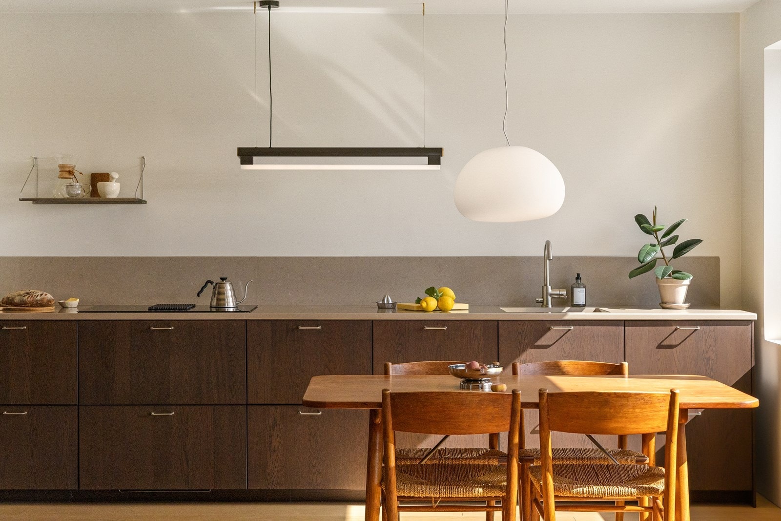 Kjøkkenet har rikelig med oppbevaring og gode arbeidsflater. Galleribilde