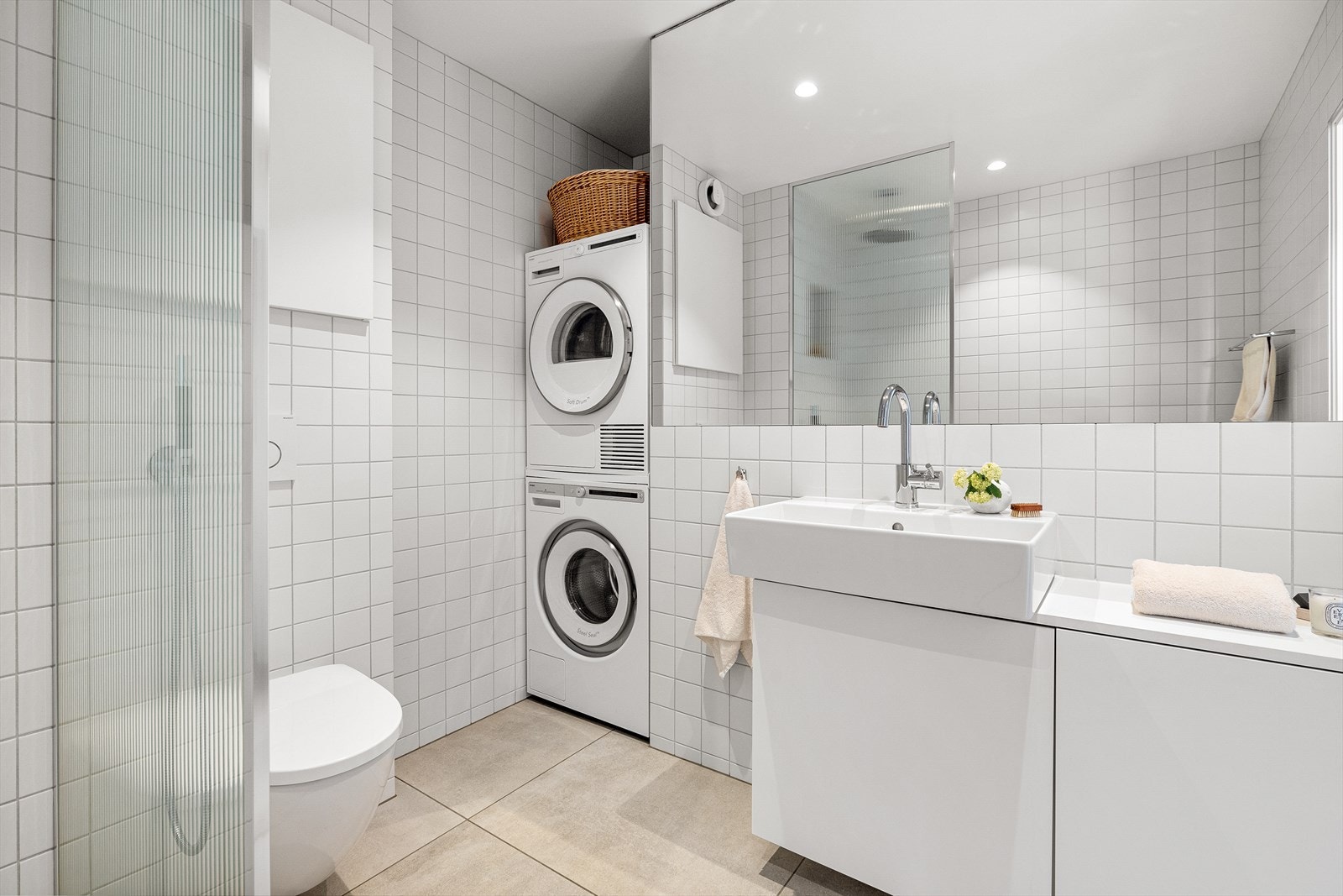 Badet har praktisk nisje med opplegg for vaskemaskin og tørketrommel samt gulvvarme Galleribilde