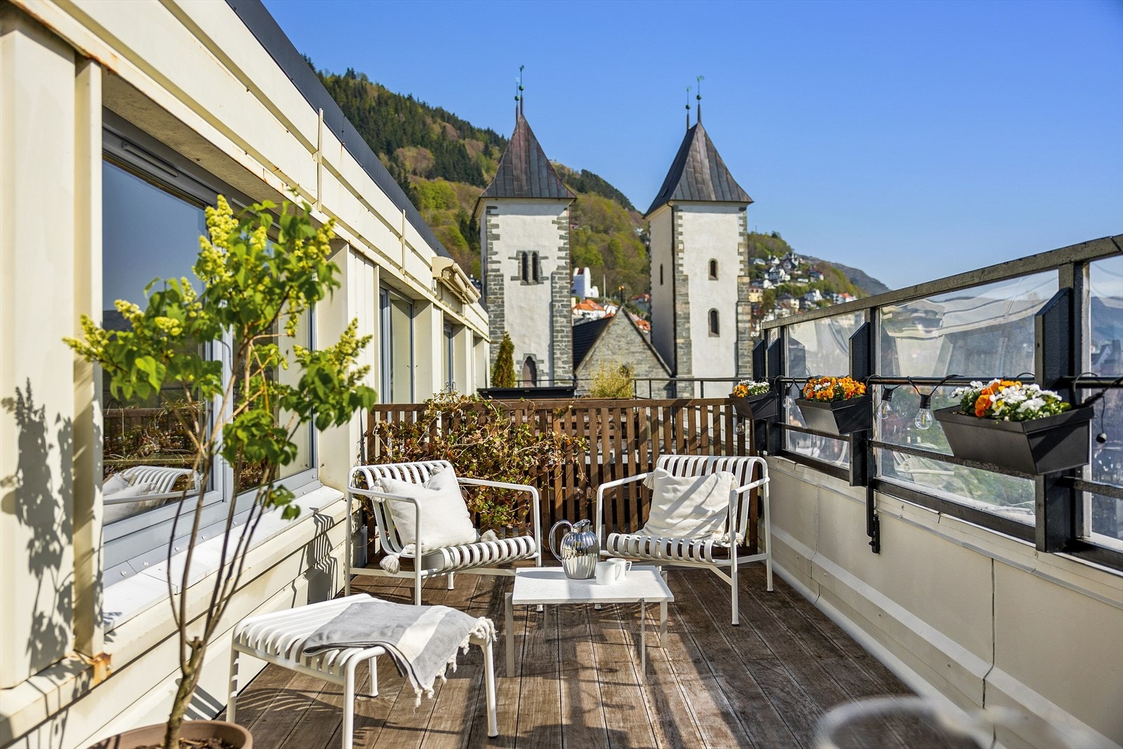 En unik toppleilighet med solrik terrasse og særdeles flotte og moderne kvaliteter. Galleribilde