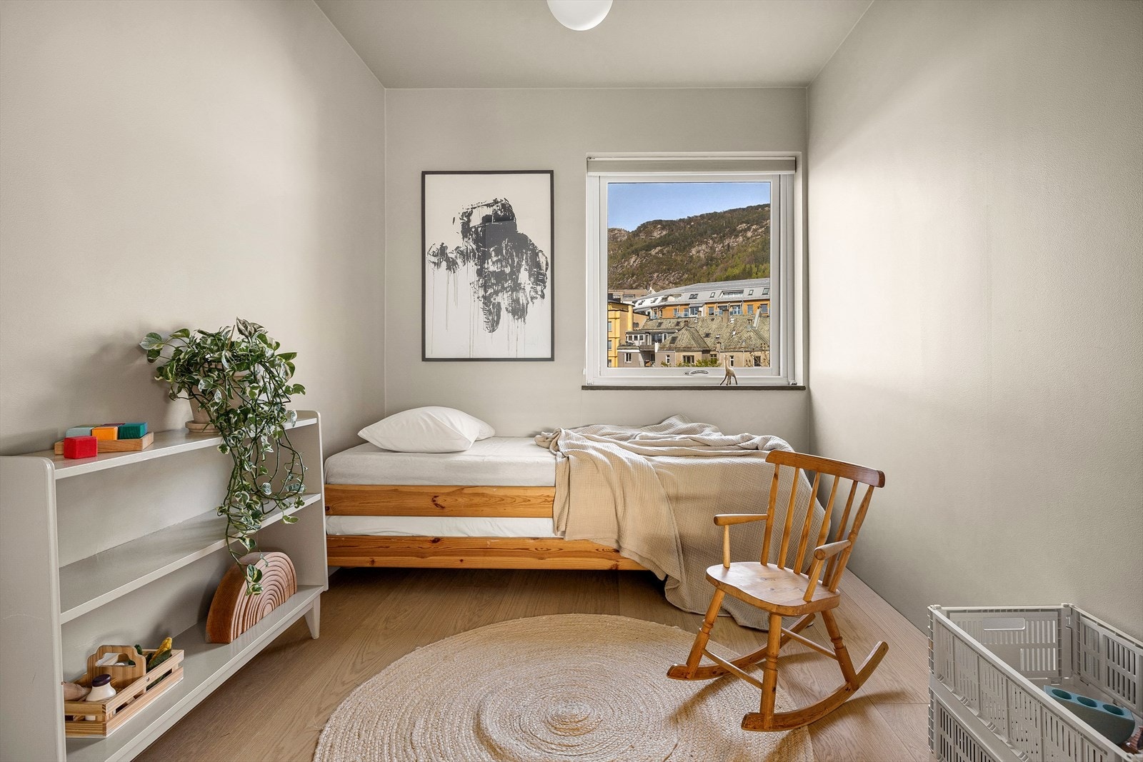 Soverom 2 er lyst og luftig med god plass til ønsket møblering. Galleribilde