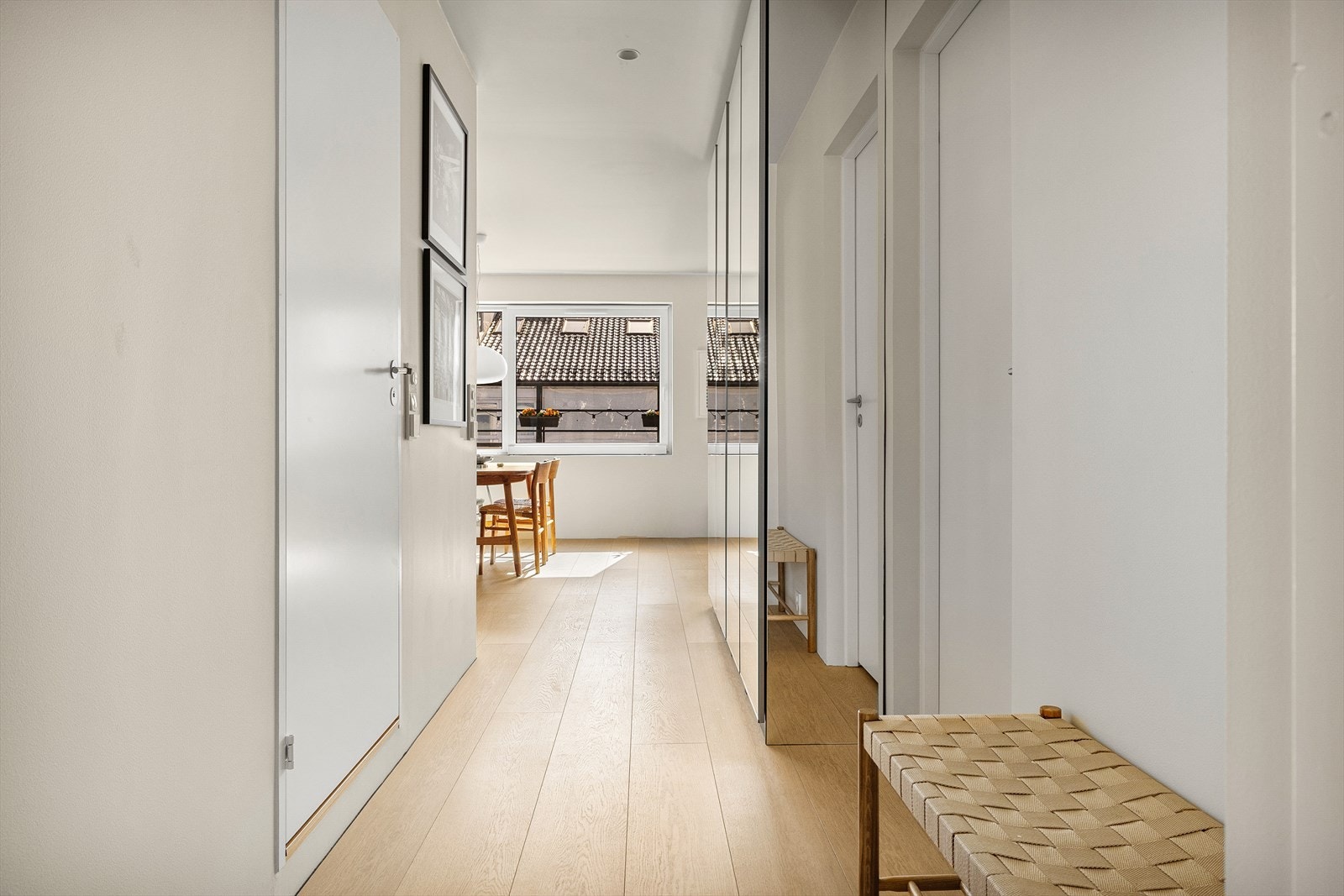 Stor og luftig entrè med god plass til oppbevaring av sko og yttertøy i store garderobeskap med speilfronter. Galleribilde