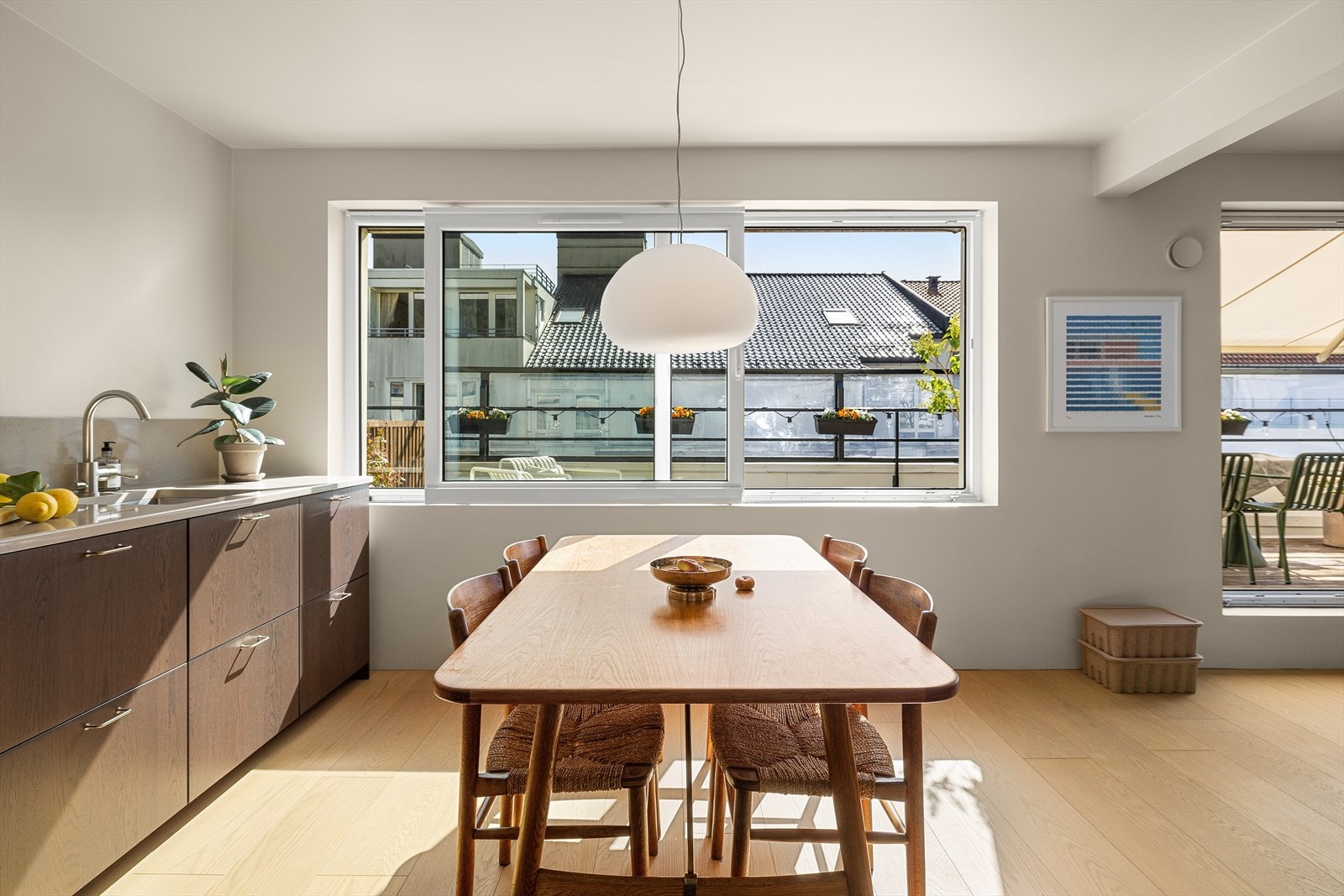 Store vindusflater sørger for flotte lysforhold i leiligheten. Galleribilde