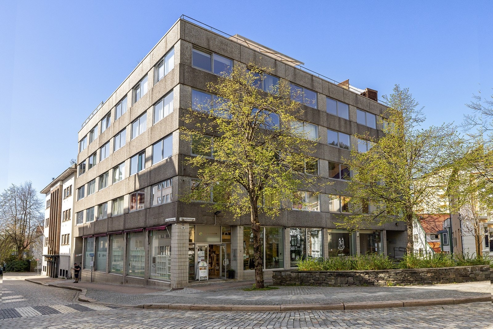 Det er kort vei til flere dagligvarebutikker. Nærmeste dagligvare ligger i nabobygget. Galleribilde