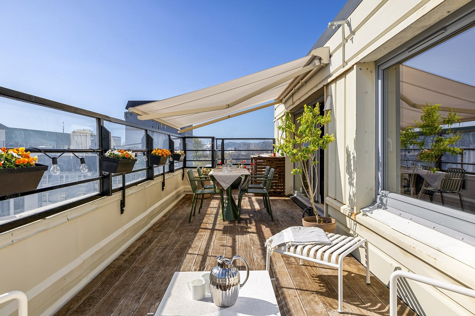 Det er også montert elektrisk markise på deler av terrassen. Galleribilde