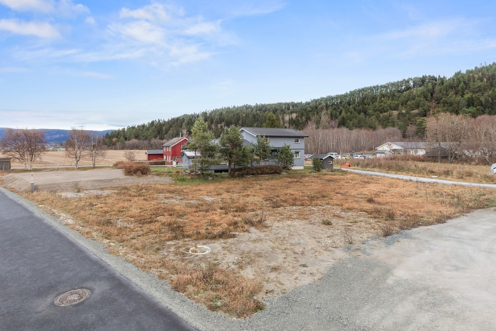 Kun en kort kjøretur på 9 minutter tar deg inn til Stjørdal sentrum, hvor du finner alt du måtte trenge av service fasiliteter. Galleribilde