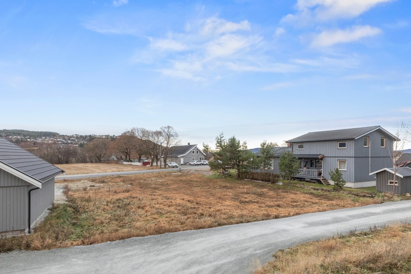 Både barnehage og barneskole ligger i gangavstand til tomten. Du finner idrettsanlegg i samme område. Galleribilde