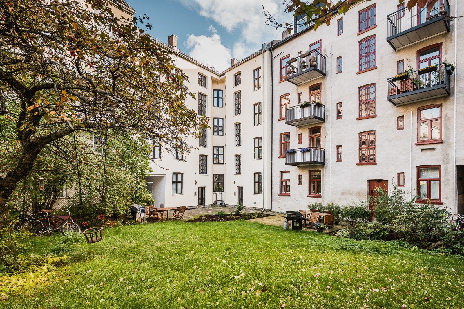 Bakgården har sittegrupper, grill og plantekasser for beboere Galleribilde