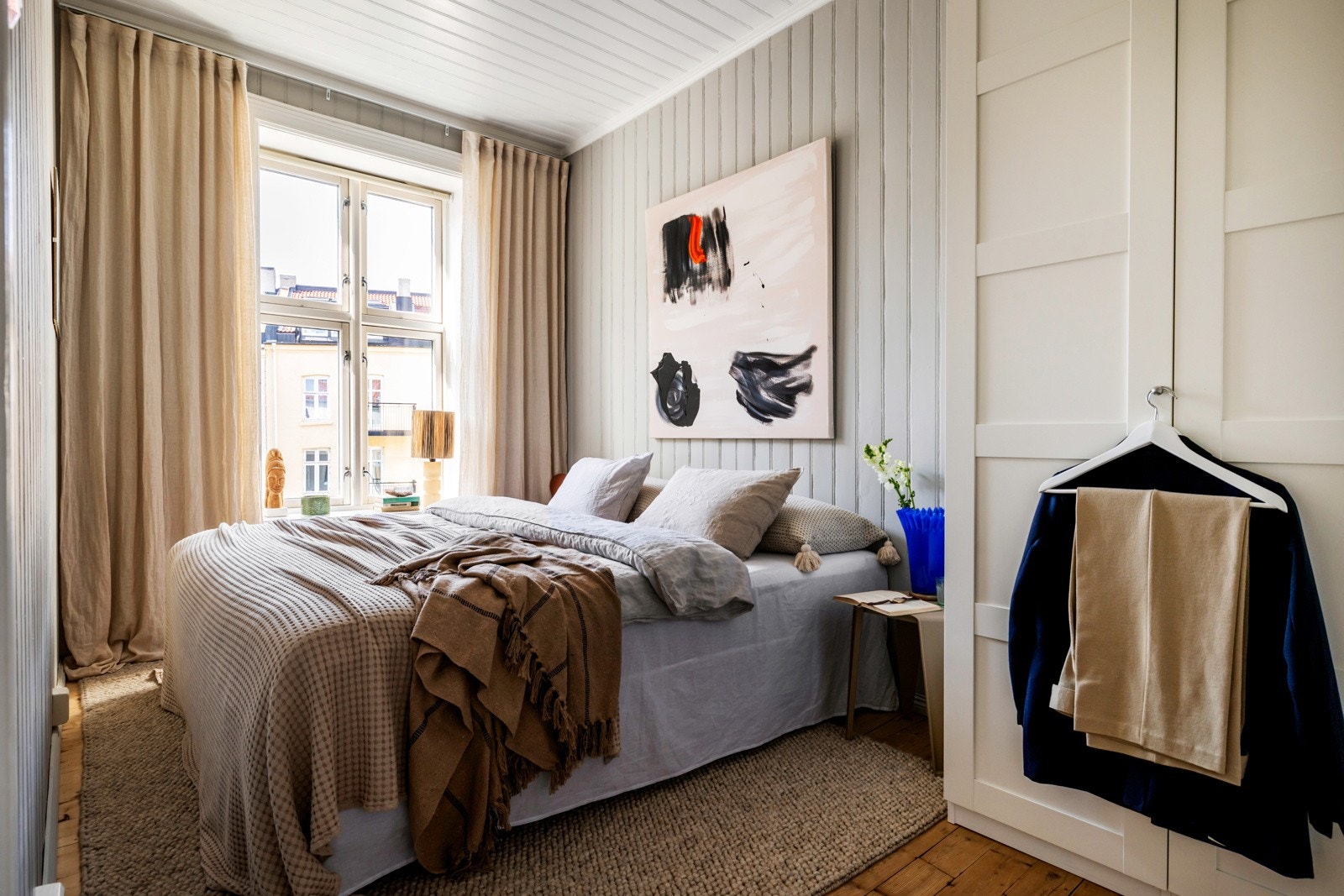 Hovedsoverommet er romslig og vender mot bakgård Galleribilde