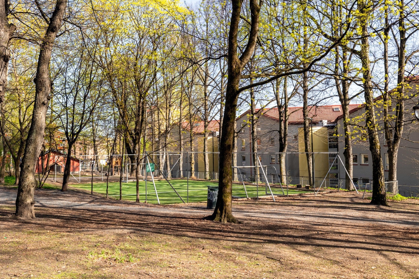 Hallenparken er nærmeste nabo, her finner du blant annet en fotballbane Galleribilde