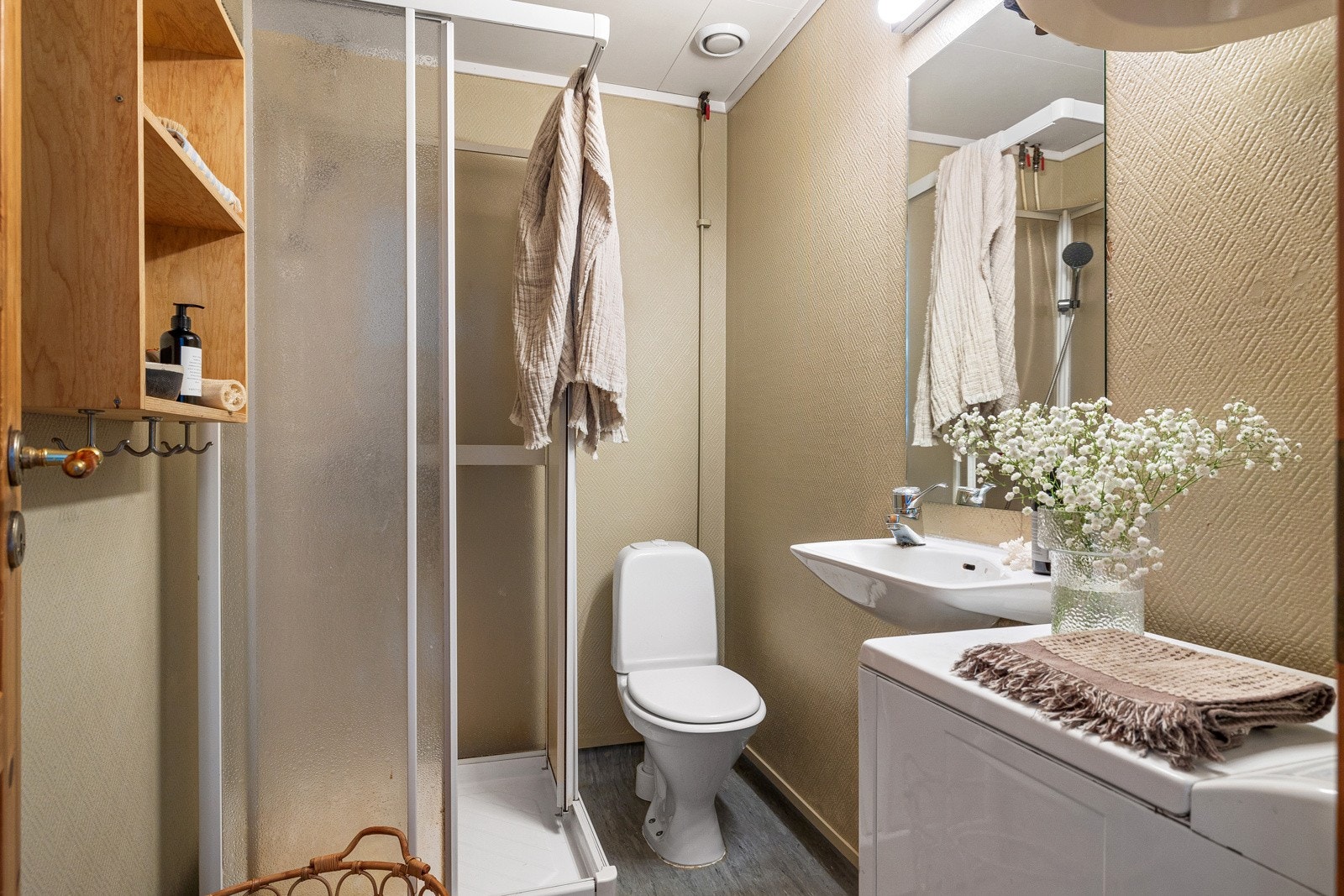 Leiligheten har et bad med moderniseringsbehov. Badet har opplegg for vaskemaskin Galleribilde