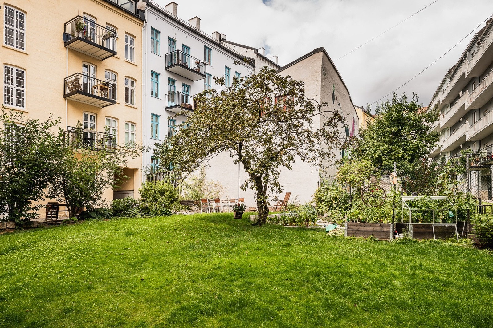 Varme dager kan nytes i borettslagets grønnebakgård Galleribilde