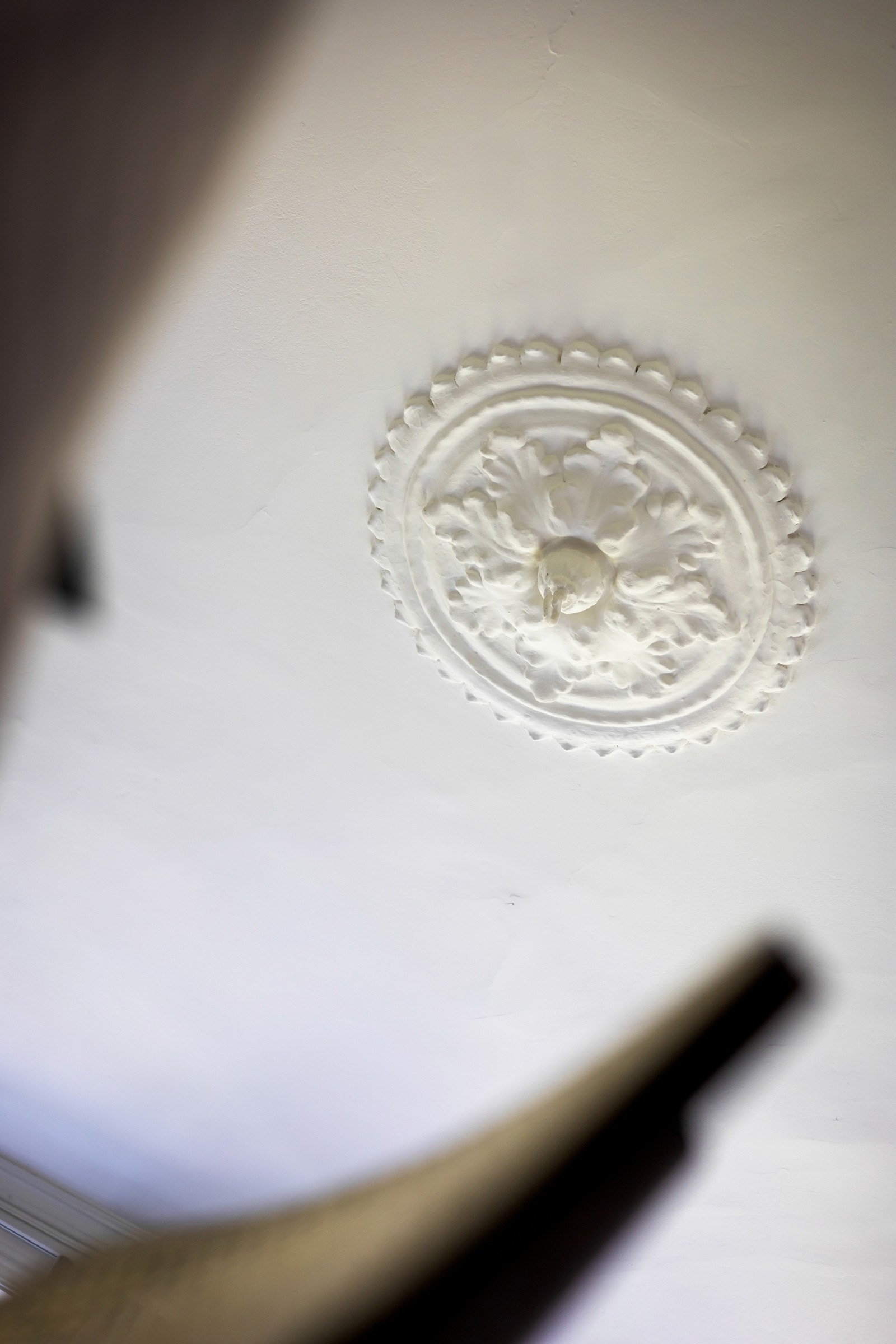 Stuen har klassiske detaljer som rosett og brede vinduskarmer Galleribilde