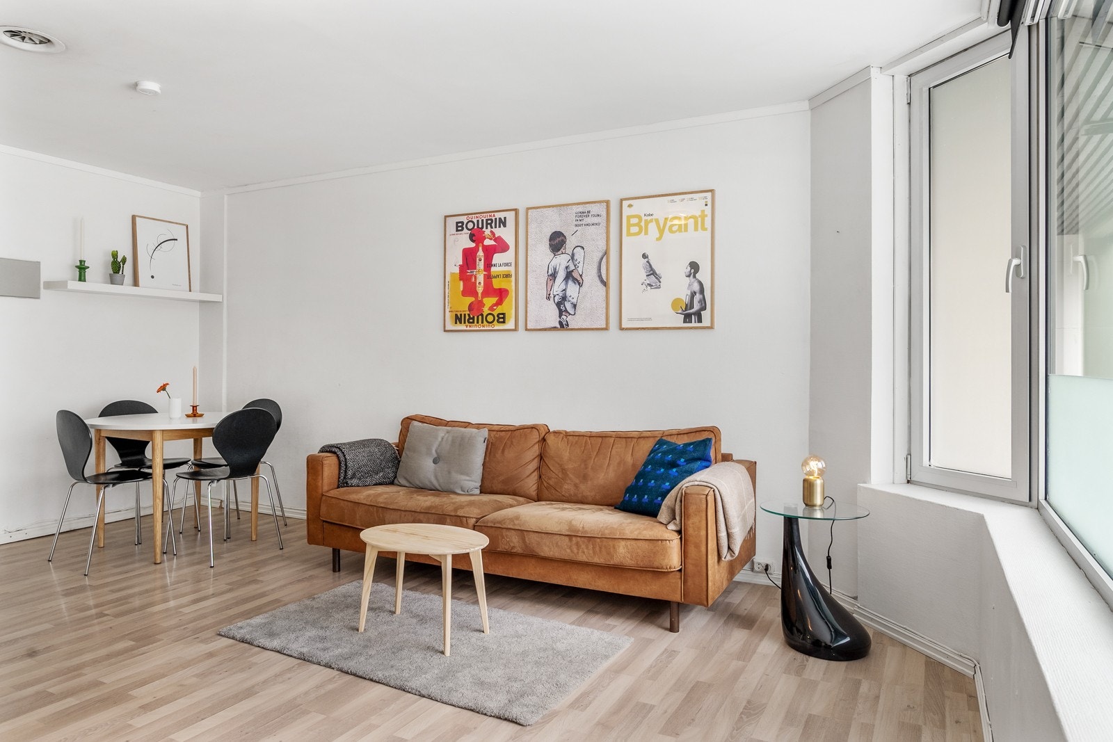 Lyst og hyggelig allrom med store vinduer som inviterer lyset inn i rommet. Galleribilde