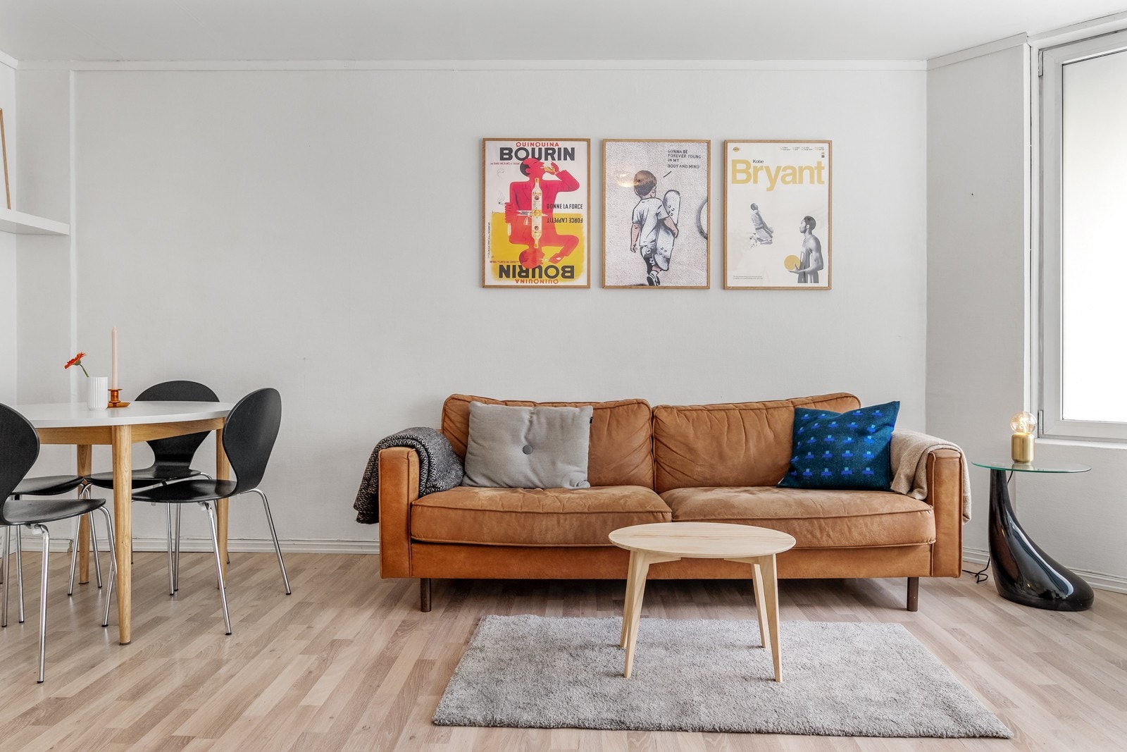 God plass til spisebord og sovesofa med tilbehør. Her er det også mulig å lage seg en sovealkove. Galleribilde