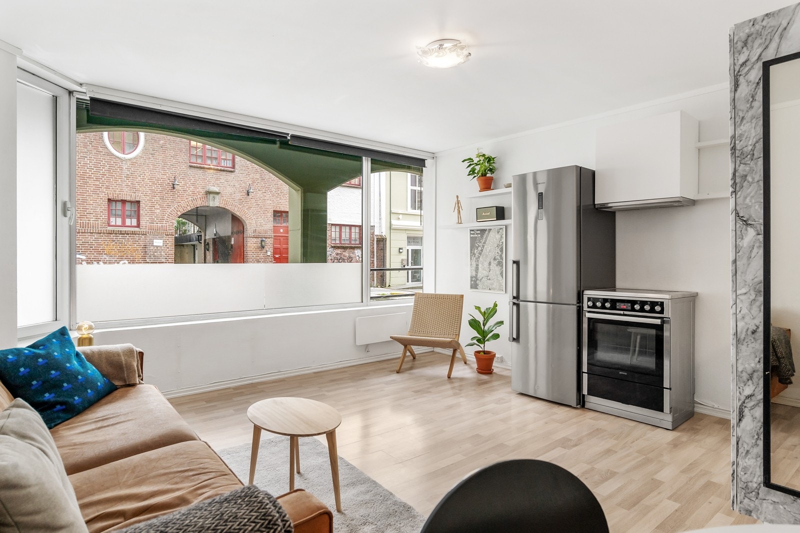Leiligheten har en åpen løsning som gir en luftig atmosfære. Galleribilde
