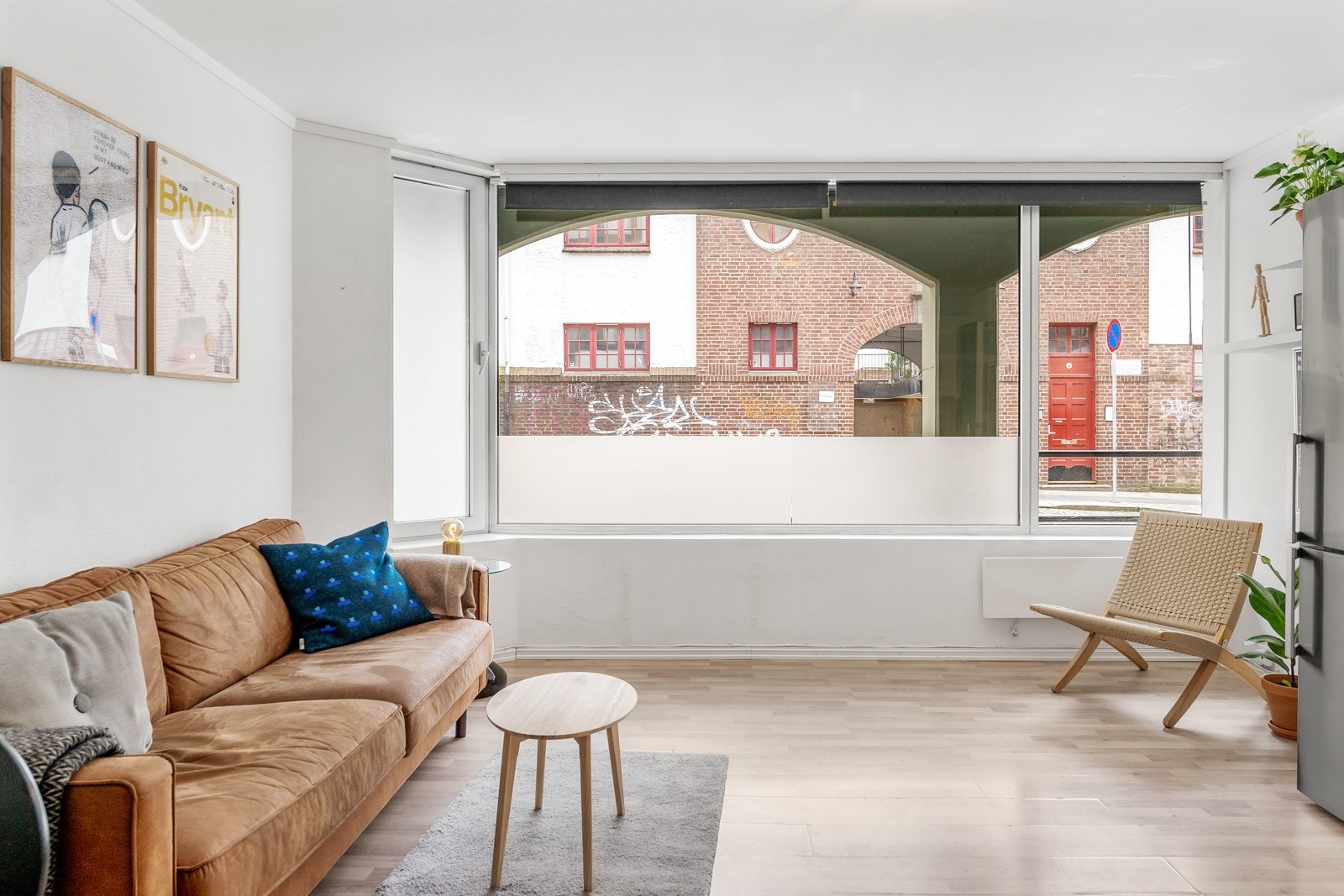Allrommet har store vinduer som inviterer lyset
inn i leiligheten. Galleribilde