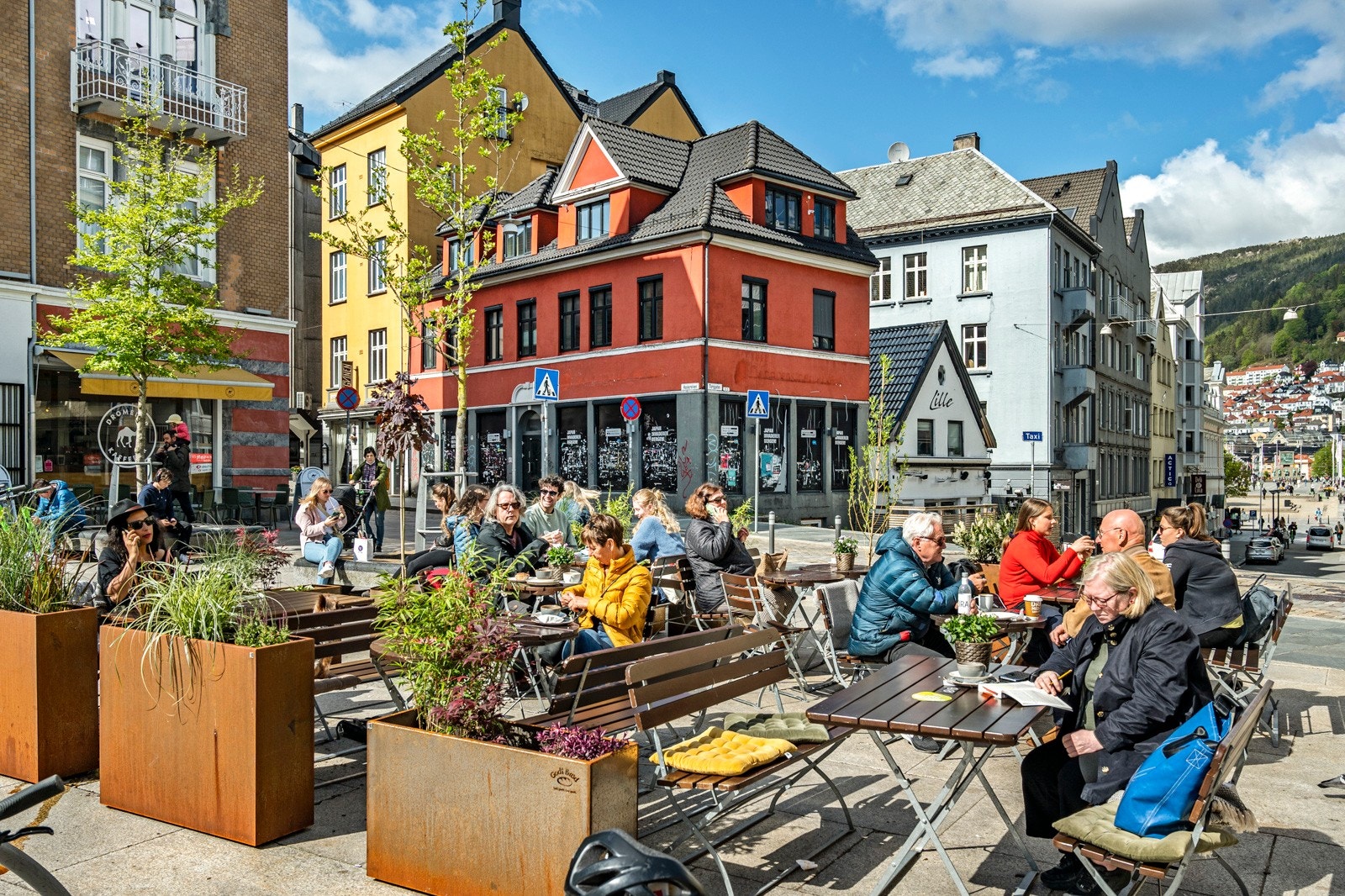 Rett utenfor gatedøren tar du del i Bergen sitt sydende uteliv. Galleribilde