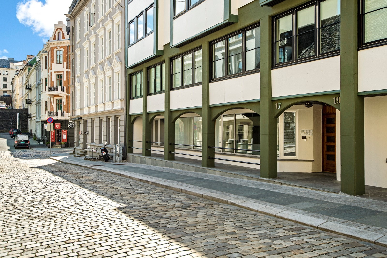 Leiligheten har en svært attraktiv beliggenhet på en av Bergens mest sentrale adresser. Her har man en unik mulighet til å kunne bo midt i sentrumskjernen med alle fasiliteter Bergen by kan tilby. Galleribilde