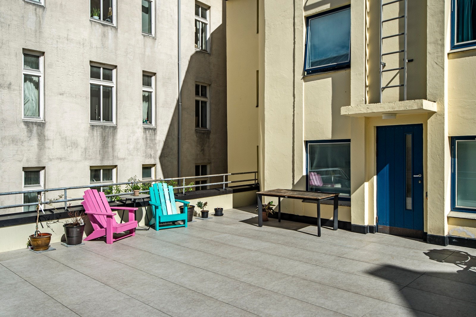 Leiligheten har en svært attraktiv beliggenhet på en av Bergens mest sentrale adresser. Sigurdsgate 17 ligger midt i hjertet av Bergen sentrum med felles takterrasse . Galleribilde