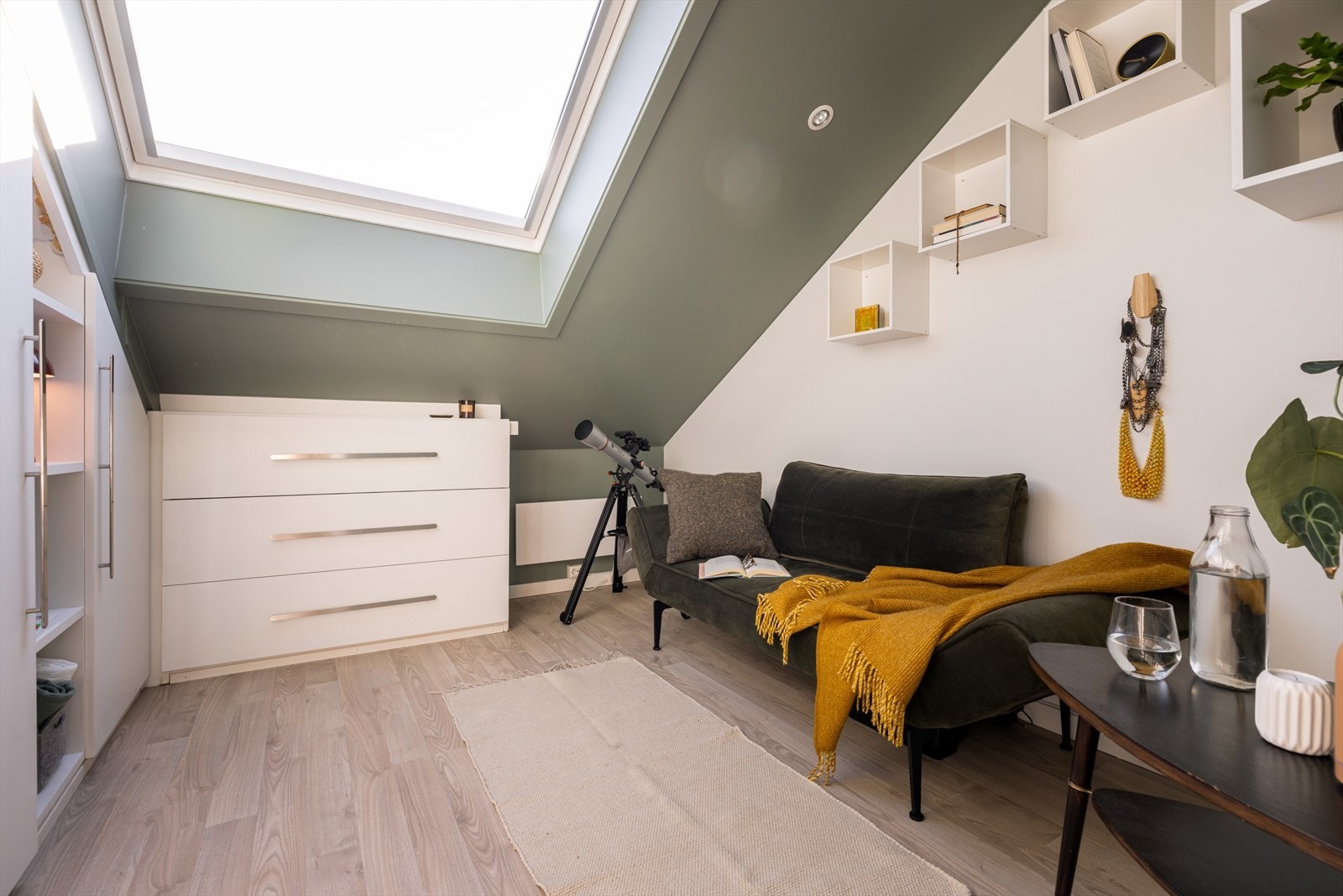 Soverom III - Plassbygd skap og kommode - Rommet er perfekt som barnerom, kontor og/eller gjesterom Galleribilde