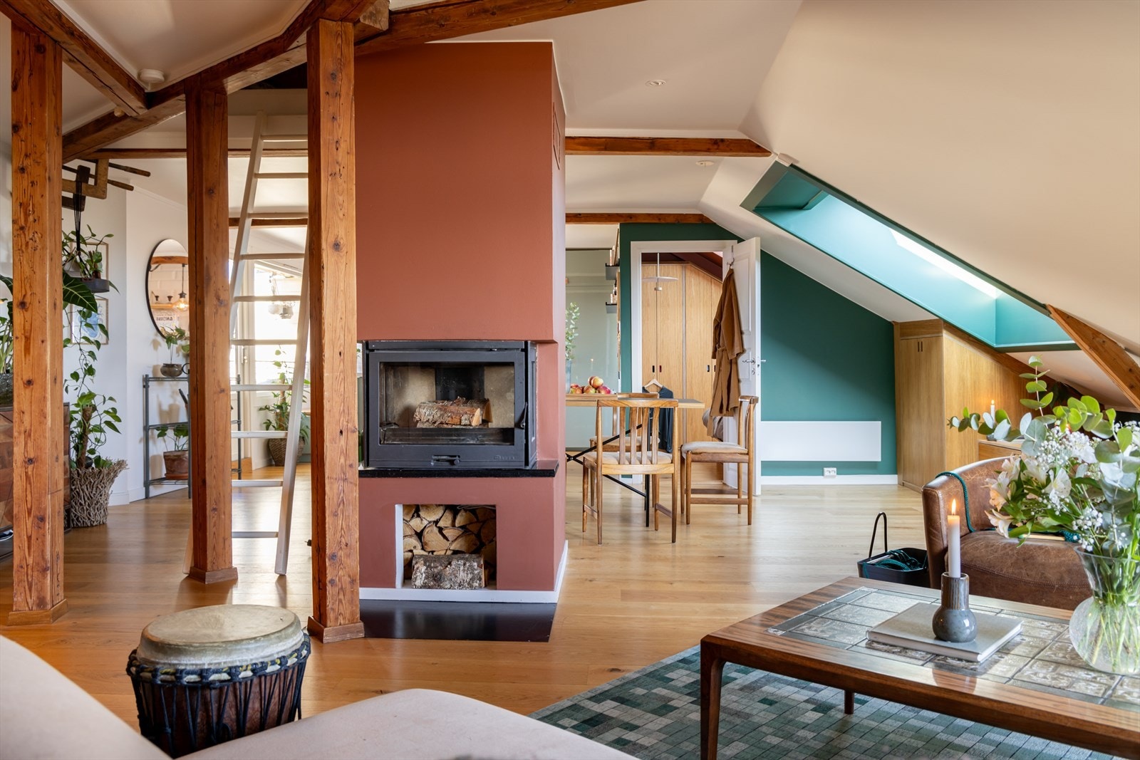 Peis i skillet mellom spisestuen og sofagruppen - Selger hadde i 2023 strømforbruk på i underkant av 9 000 kwh Galleribilde