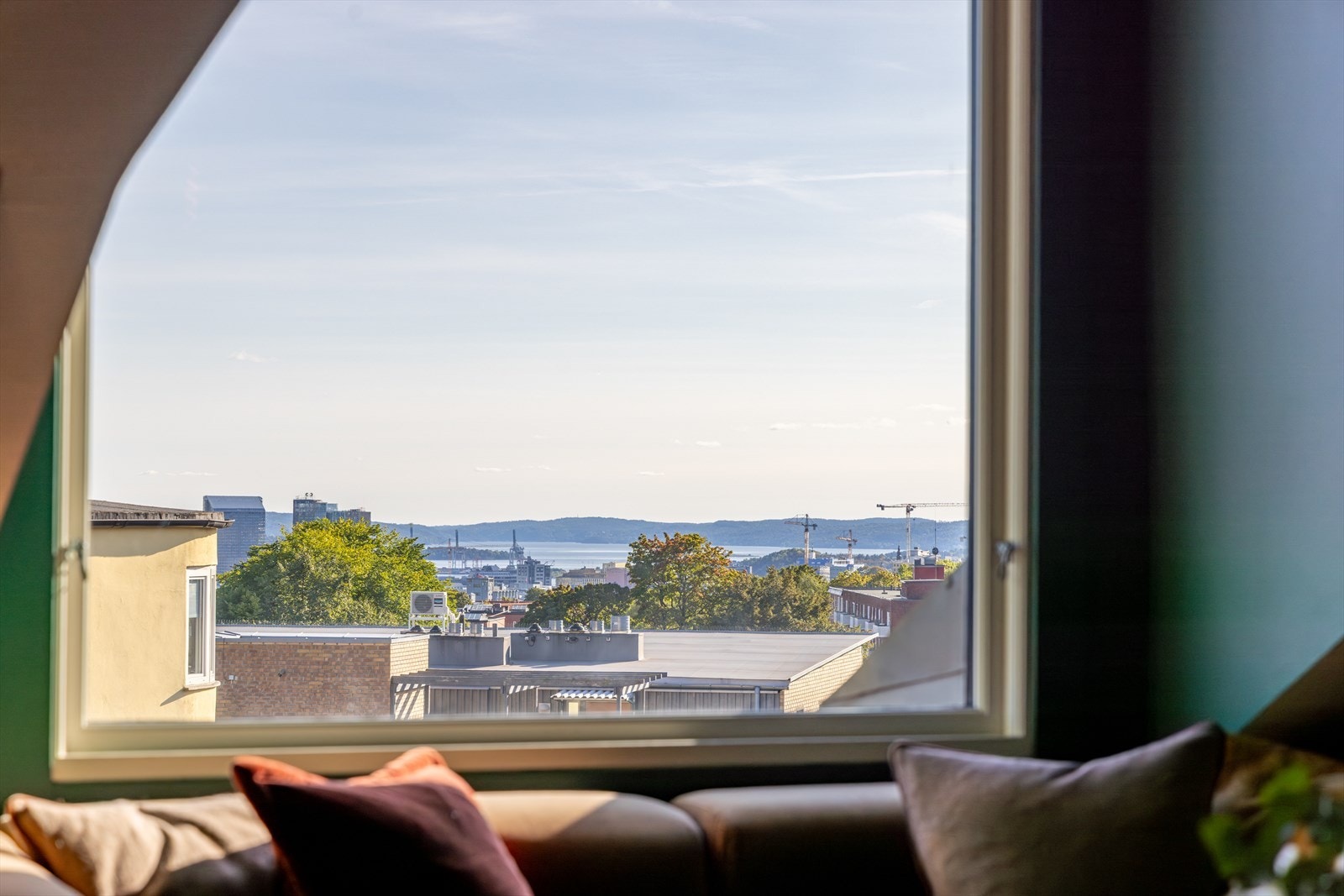 Leiligheten ligger høyt og fritt - Urban, langstrakt utsikt over byen og Oslofjorden fra stuen Galleribilde
