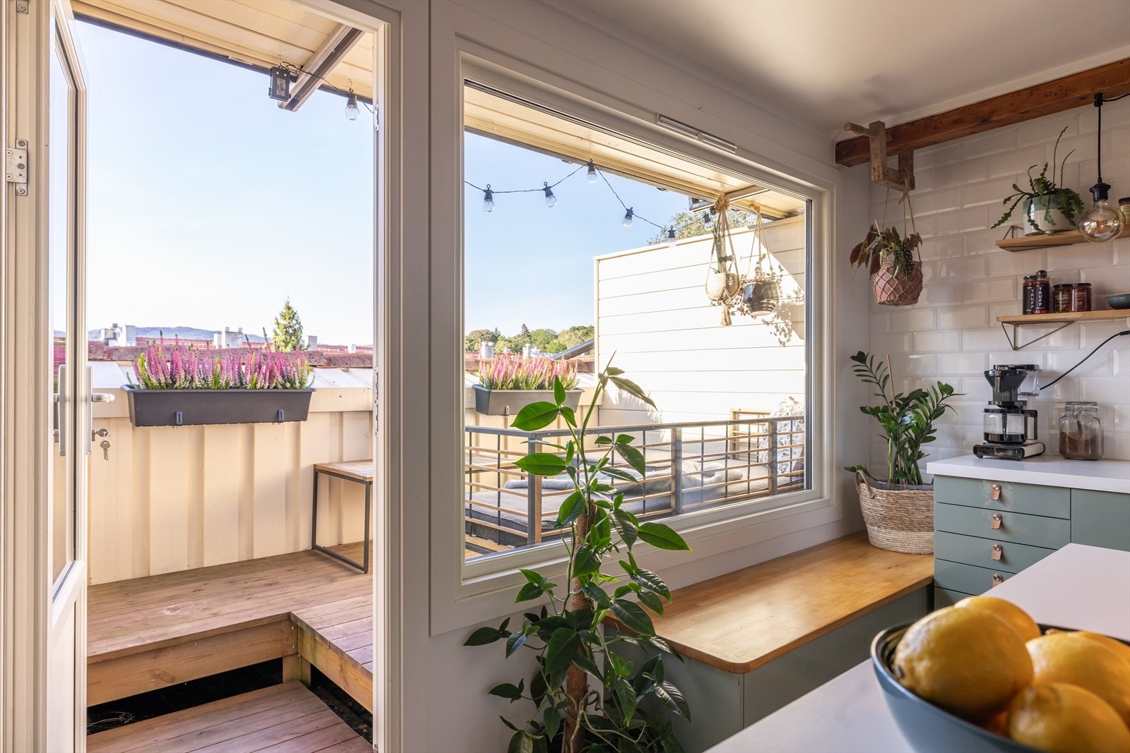 Utgang fra kjøkkenet til solrik, privat takterrasse Galleribilde