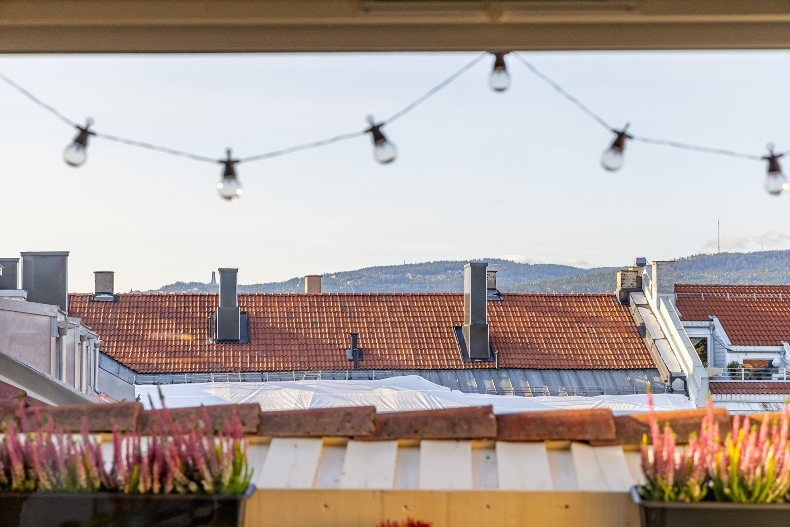 Utsikt mot Holmenkollåsen og hoppet - På sommeren går solen ned bak Tryvannståret og man har sol helt til den forsvinner bak åsen Galleribilde