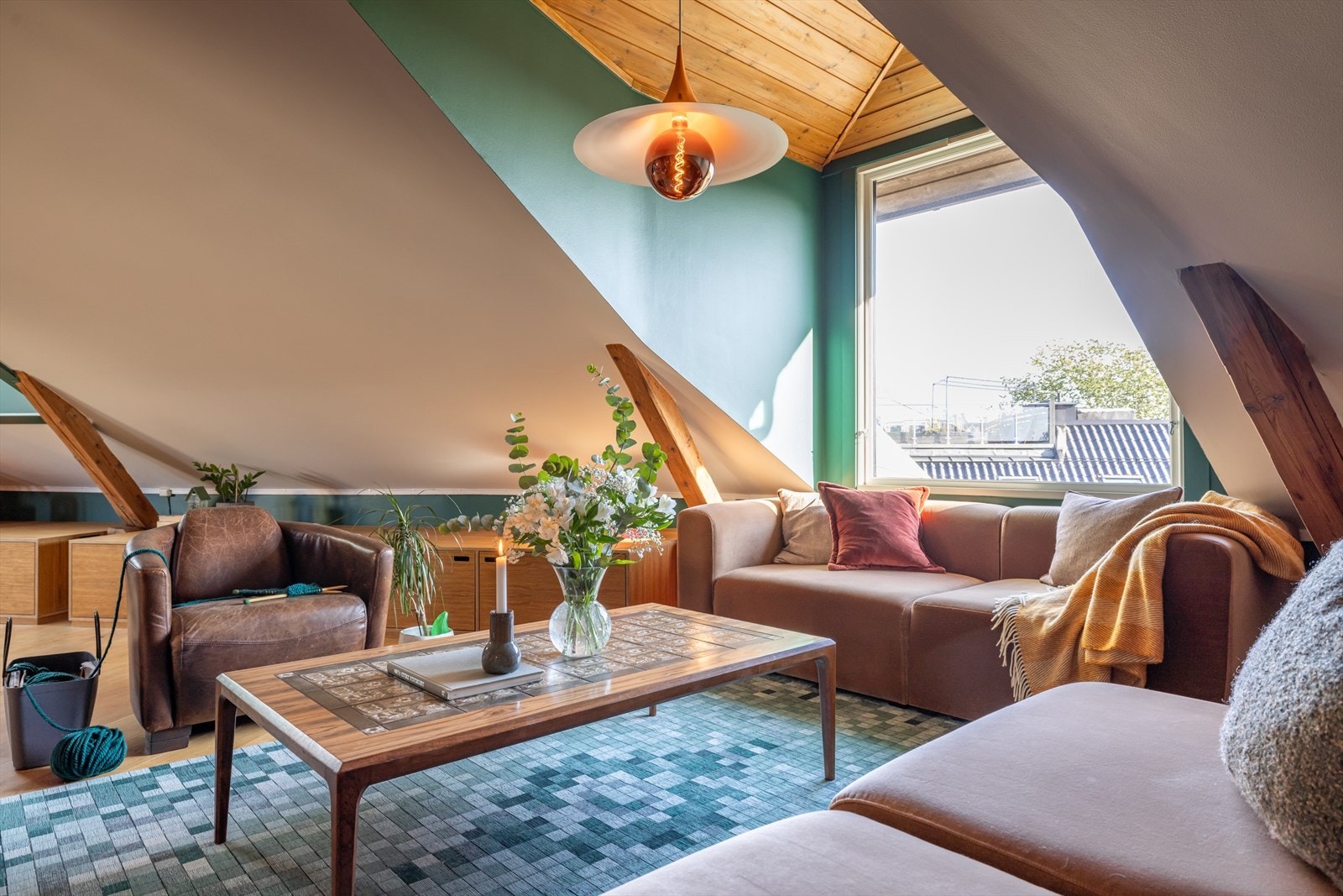 God plass til stor sofagruppe i stuen - Karnapp med stort vindu gir god romfølelse og lys til oppholdsrommet Galleribilde