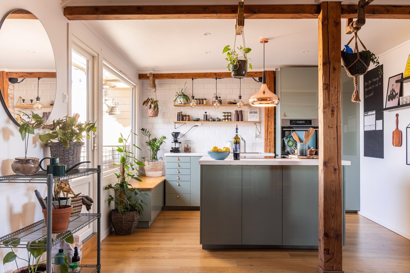 Pent kjøkken med kjøkkenøy - Innredning fra 2018- Alle hvitevarer er integrerte og medfølger Galleribilde