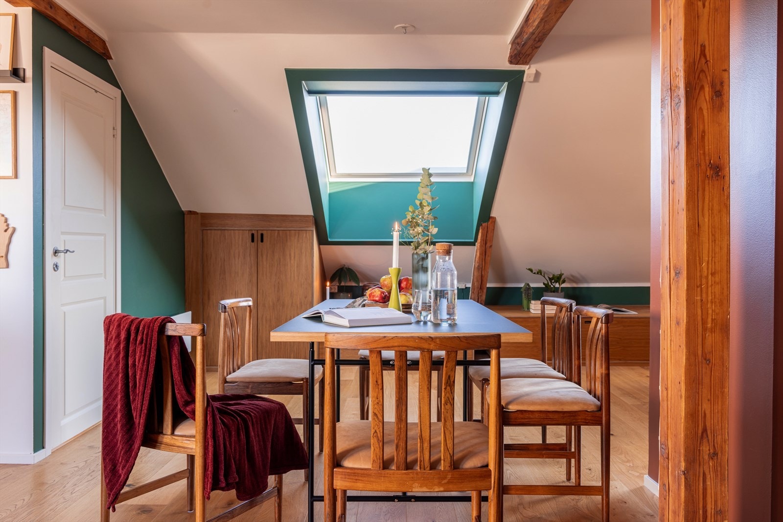 God plass til spisebord tilknyttet kjøkkenet Galleribilde