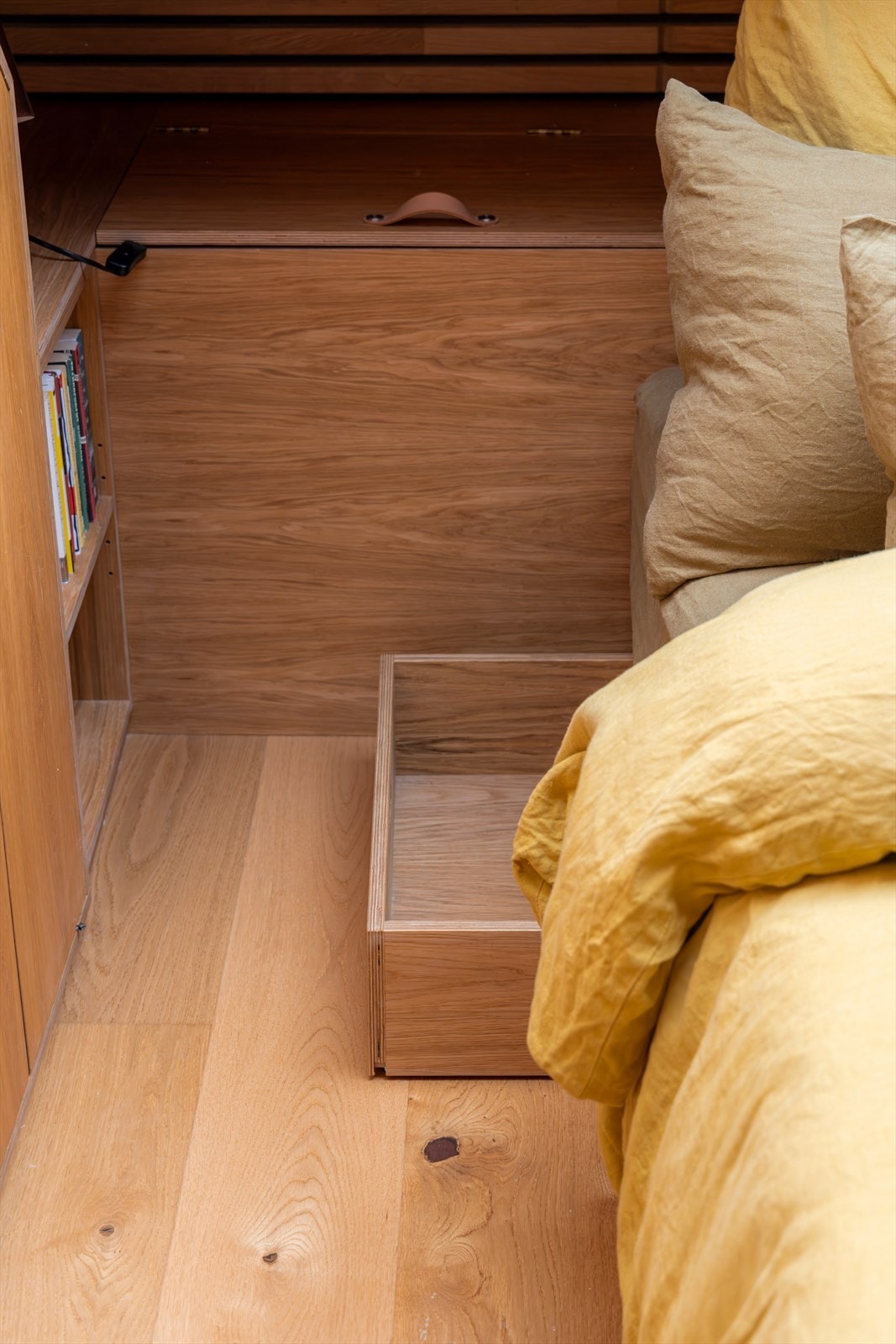 Meget praktisk og lekker snekkerbygd innredning med garderobeskap, seng med oppbevaring og nattbord Galleribilde