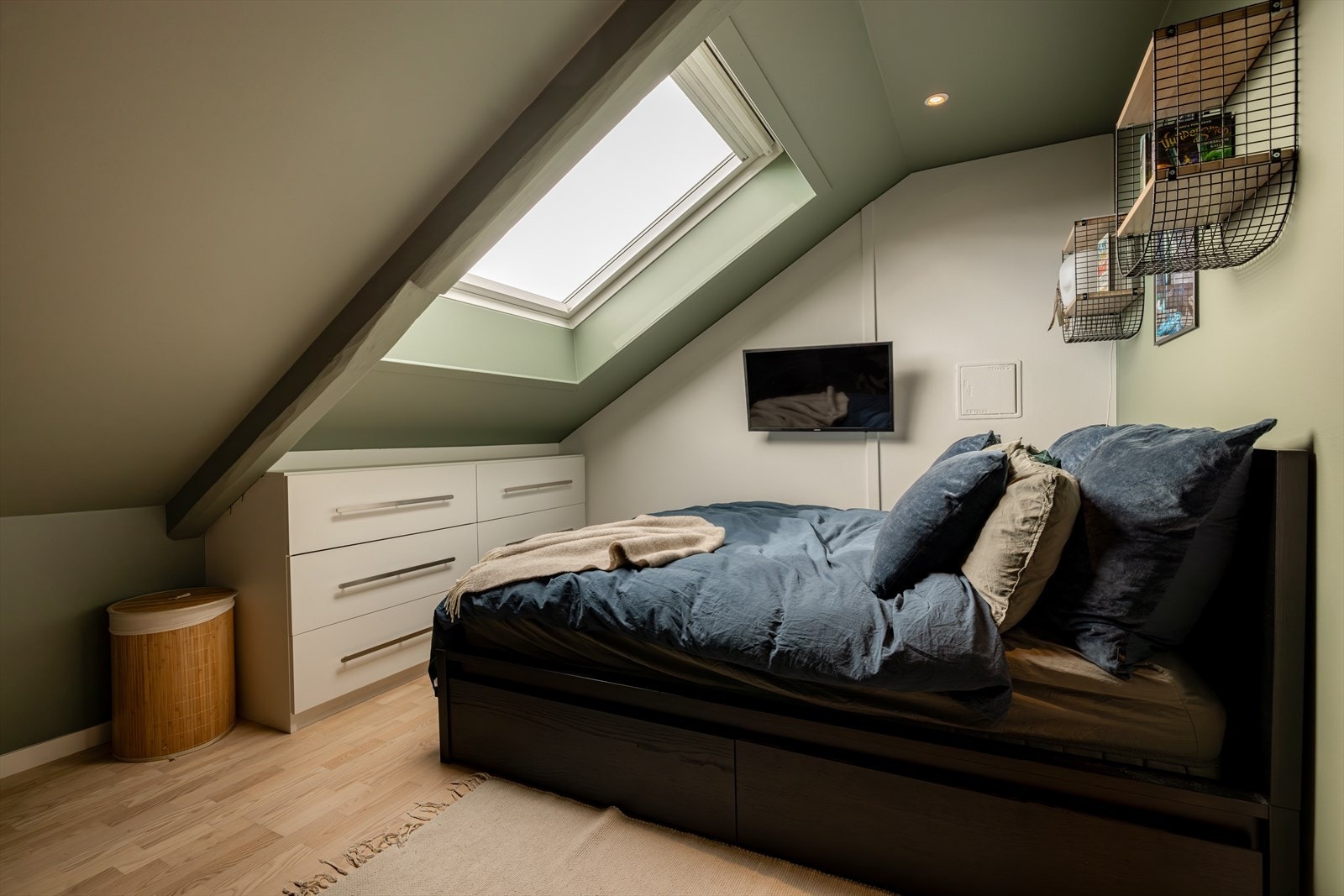 Soverom II er også av god størrelse, og det er plass til dobbeltseng og oppbevaringsmøbler Galleribilde