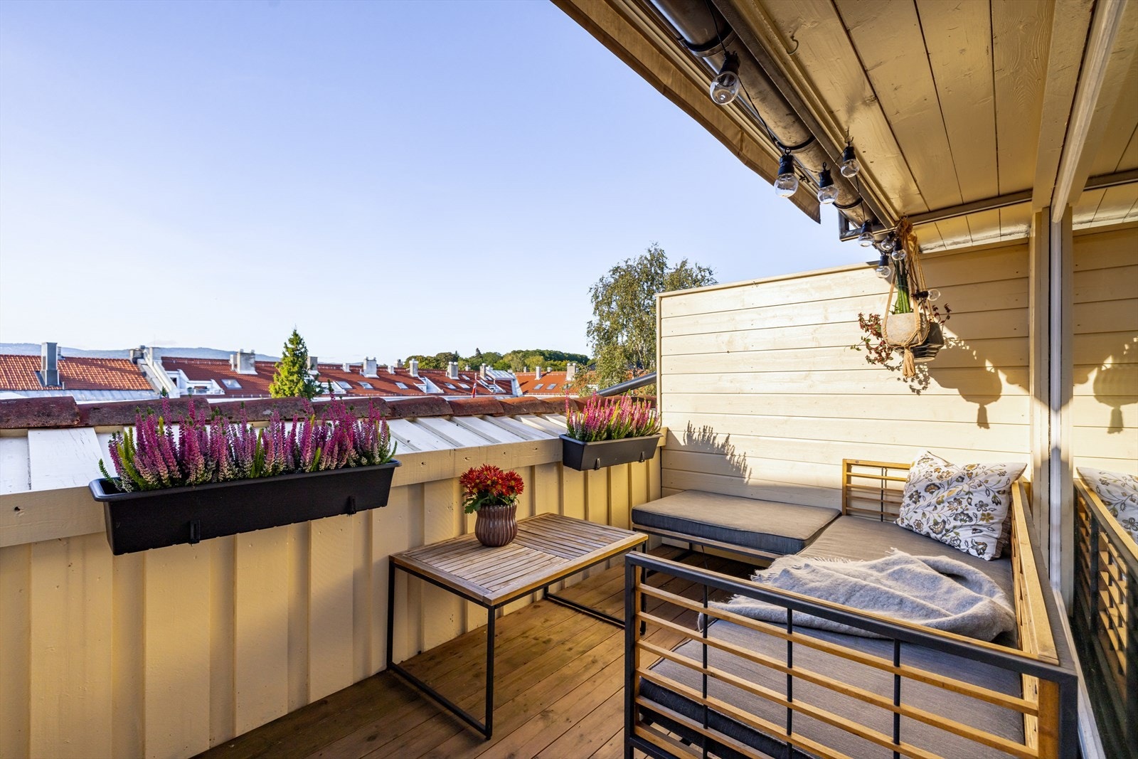 Solrik takterrasse med plass til møbler Galleribilde