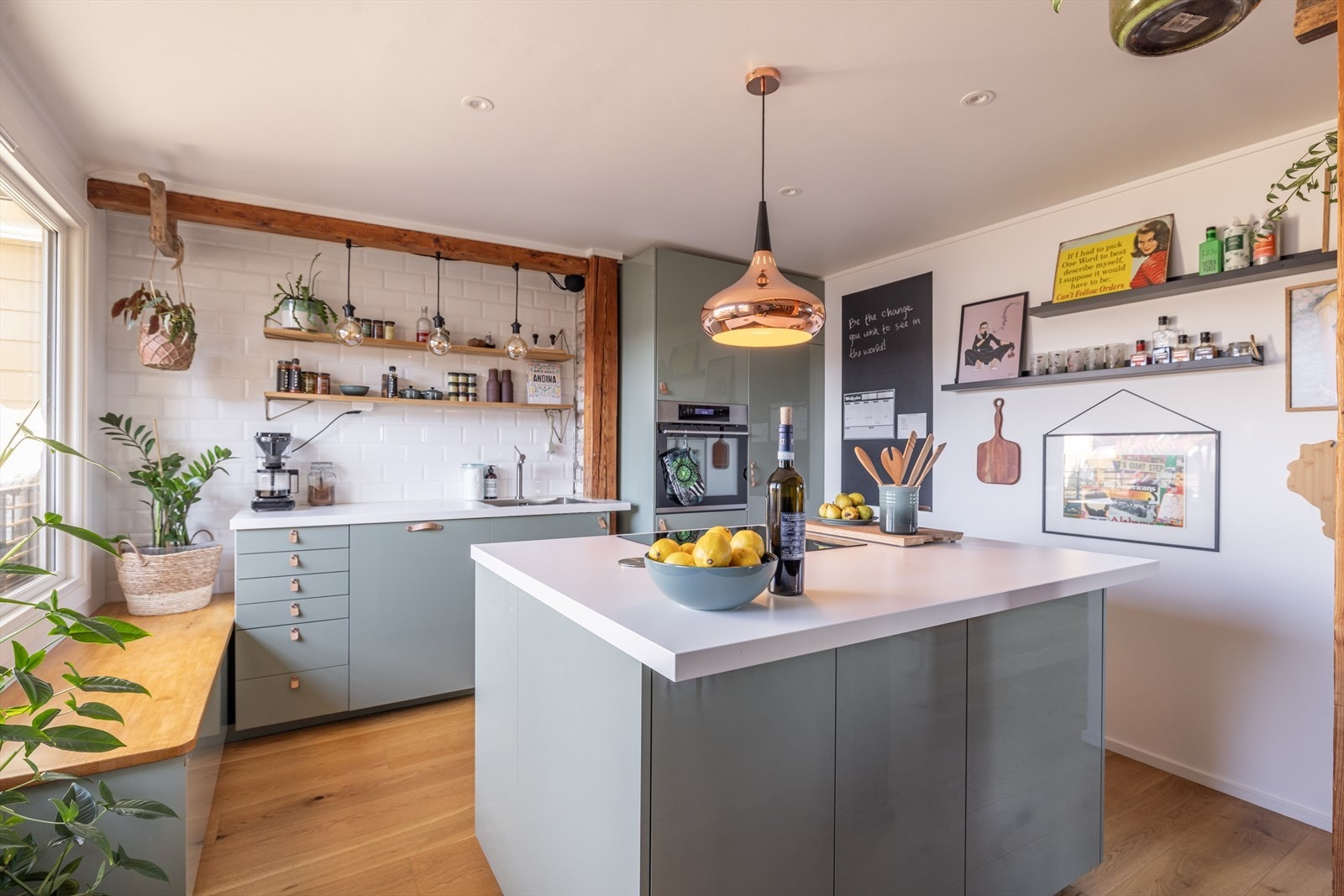 Kjøkkenet er plassert i egen "alkove" av oppholdsrommet - God plass til spisebord tilknyttet kjøkkenet Galleribilde