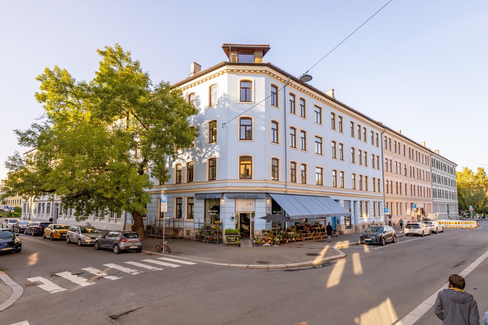 Klassisk, pen hjørnebygård med sentral, tilbaketrukket beliggenhet på Sagene - Det store vinduet på taket tilhører leiligheten Galleribilde
