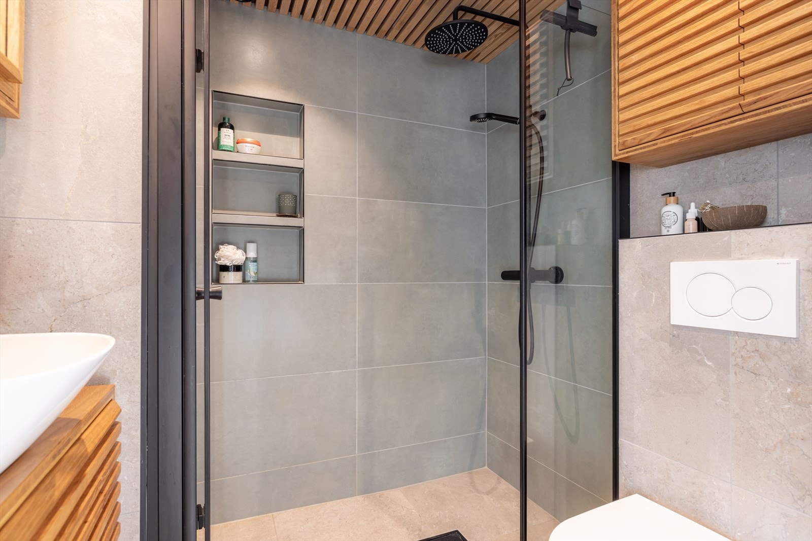 Lekkert baderom pusset opp i 2021 av Ringen Rørservice- Dokumentasjon foreligger - Badet har fått TG1 i tilstandsrapporten - Dusjnisje med waterfall dusjhode og nisje for oppbevaring Galleribilde