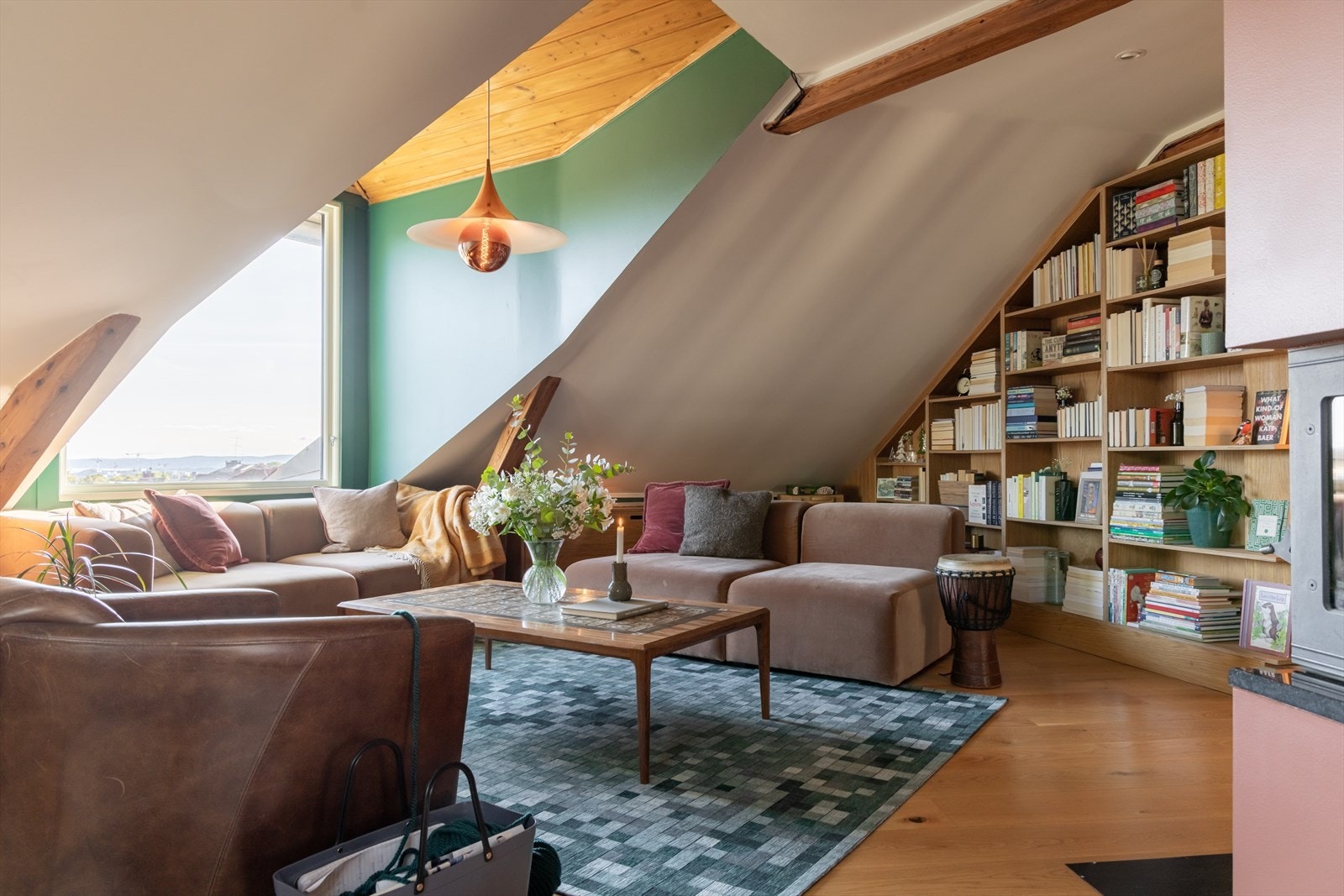 Leiligheten er preget av god romsløsning med skreddersydd oppbevaring Galleribilde