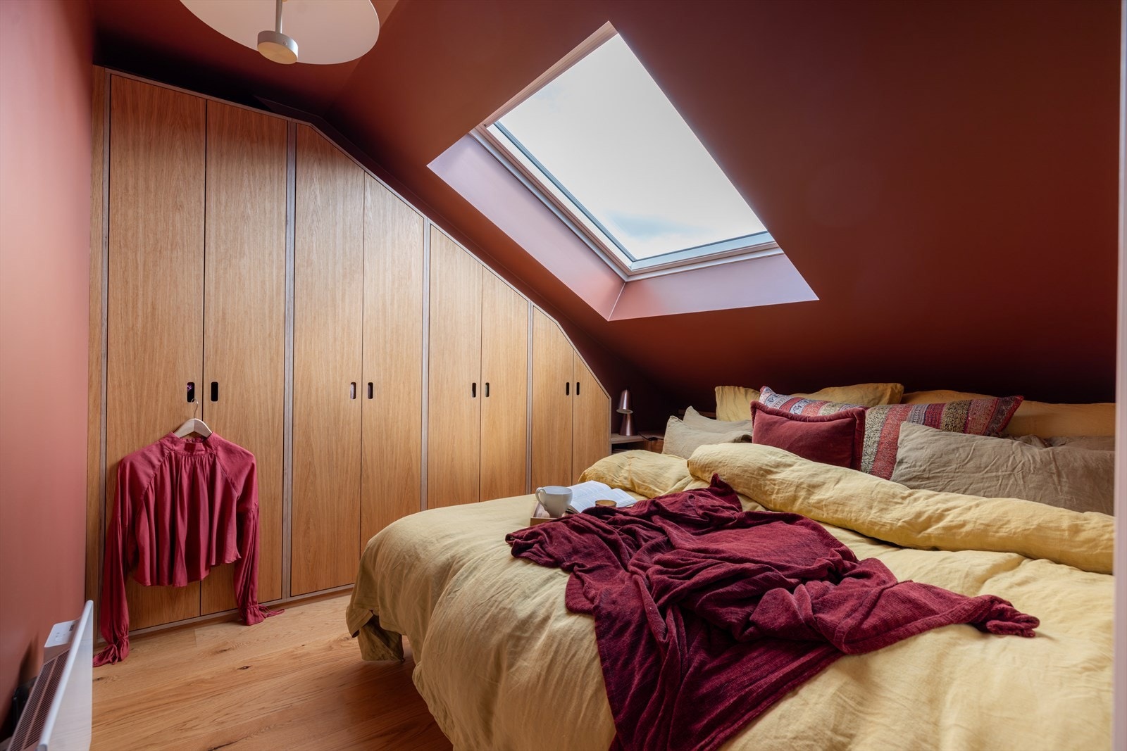 Hovedsoverom med plassbygget dobbeltseng med oppebevaring - Snekkerbygd garderobe i samme utførelse Galleribilde