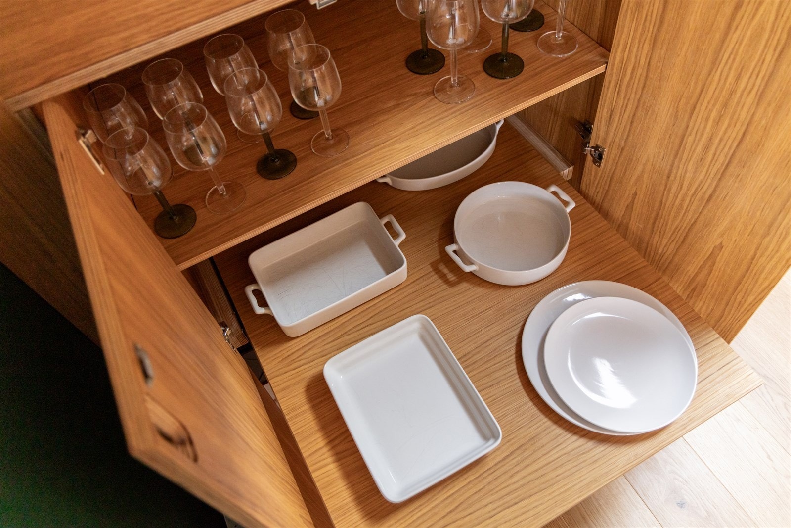 Praktisk og pen snekkerbygget innredninger er gjennomgående i leiligheten Galleribilde