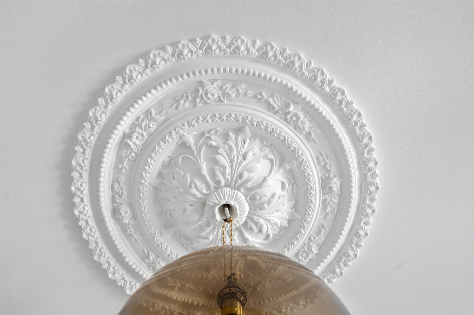 Boligen er dekorert med klassiske detaljer som nydelig stukkatur og rosett, og er holdt i delikate og spennende fargekombinasjoner som også harmonerer fint med hverandre. Dette er virkelig en perle av en leilighet som må oppleves! Galleribilde