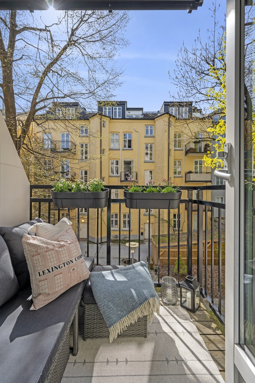 Herlig sydvendt balkong på 2,4 kvm. Balkongen ligger vendt ut mot bygårdens frodige bakgård og selger opplyser om sol fra ca. kl 10-18 på sommerstid. Galleribilde