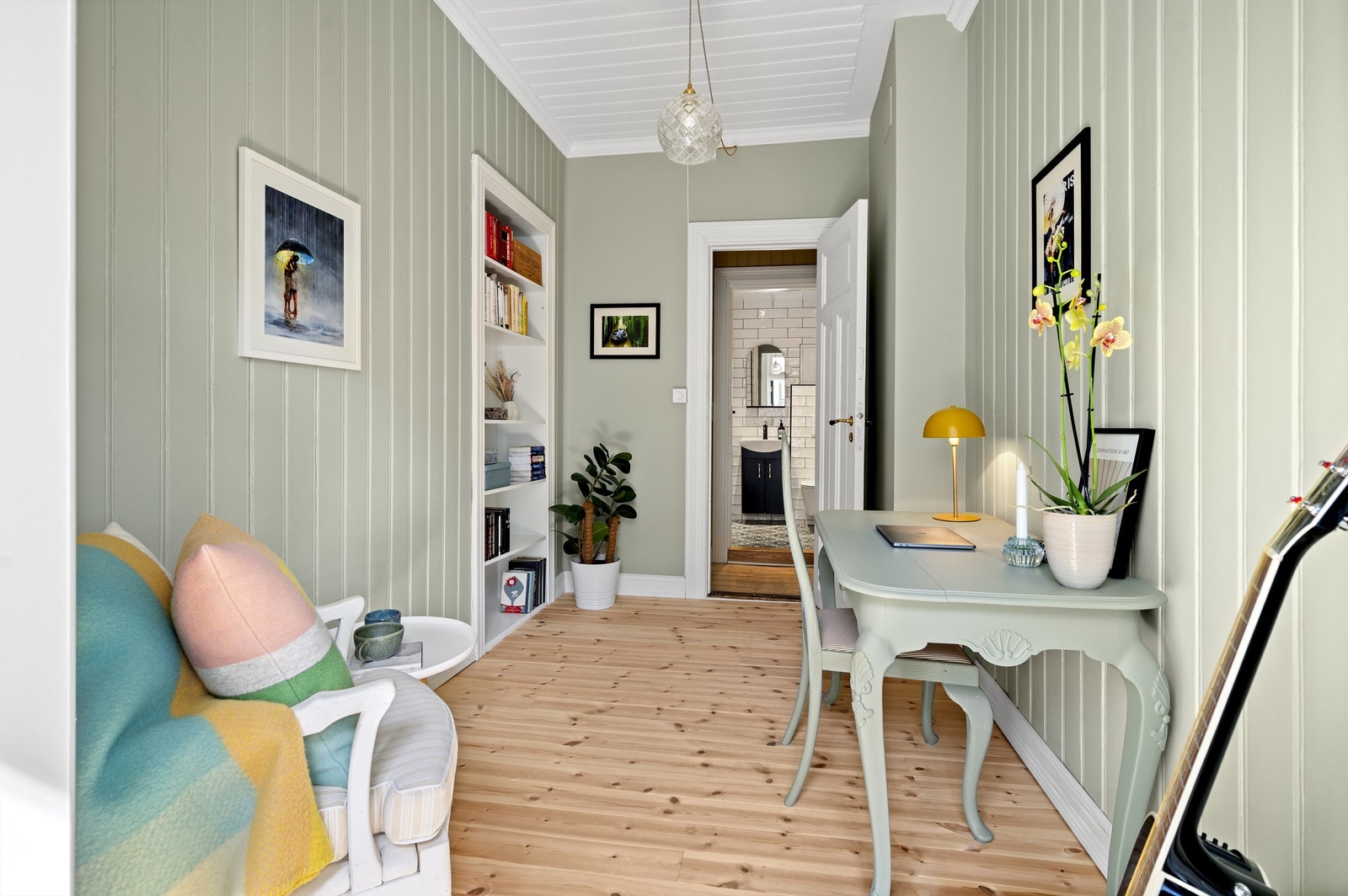 Rommet er fleksibelt i bruk og passer godt til gjesterom, kontor eller barnerom. Galleribilde
