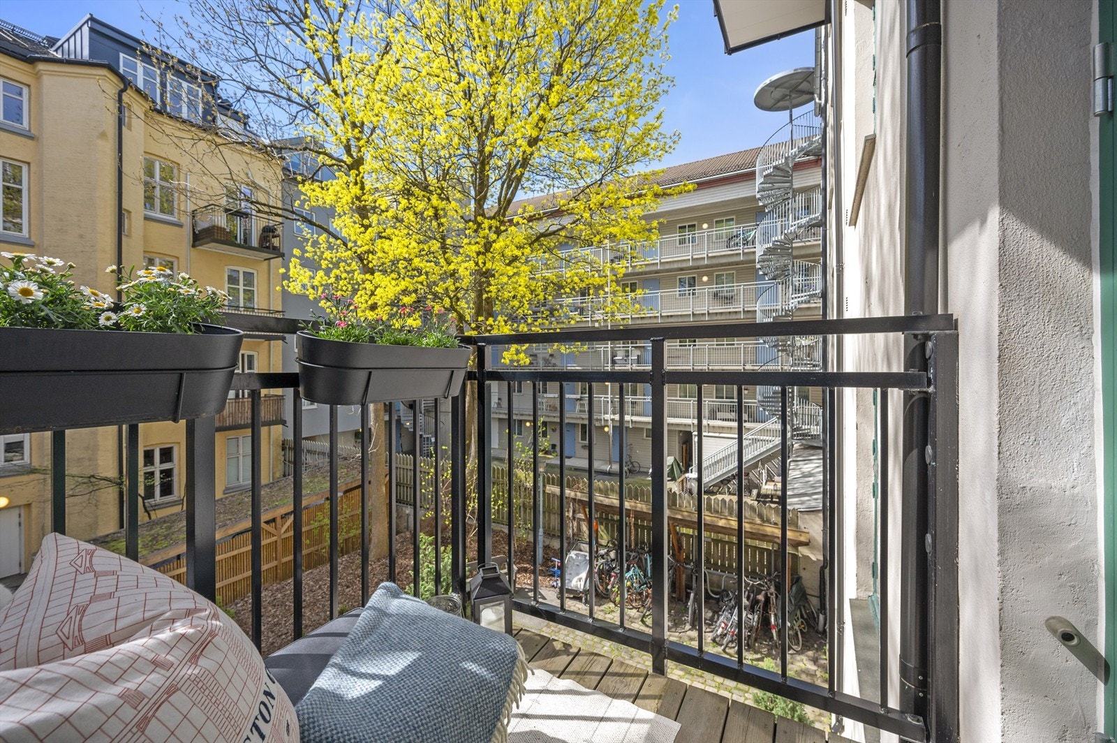 Lekker, klassisk og oppusset 3-roms leilighet med sentral og attraktiv beliggenhet på Grünerløkka, like ved Sofienbergparken. Galleribilde