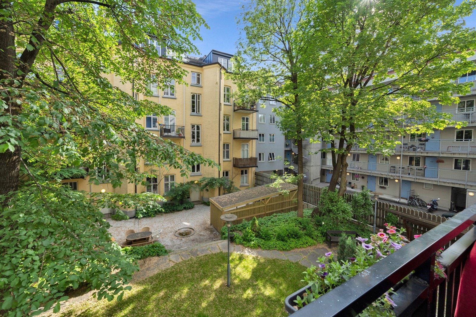 Hyggelig utsyn i bakgården (bilde tatt fra balkong ved siden av den som tilhører leiligheten) Galleribilde