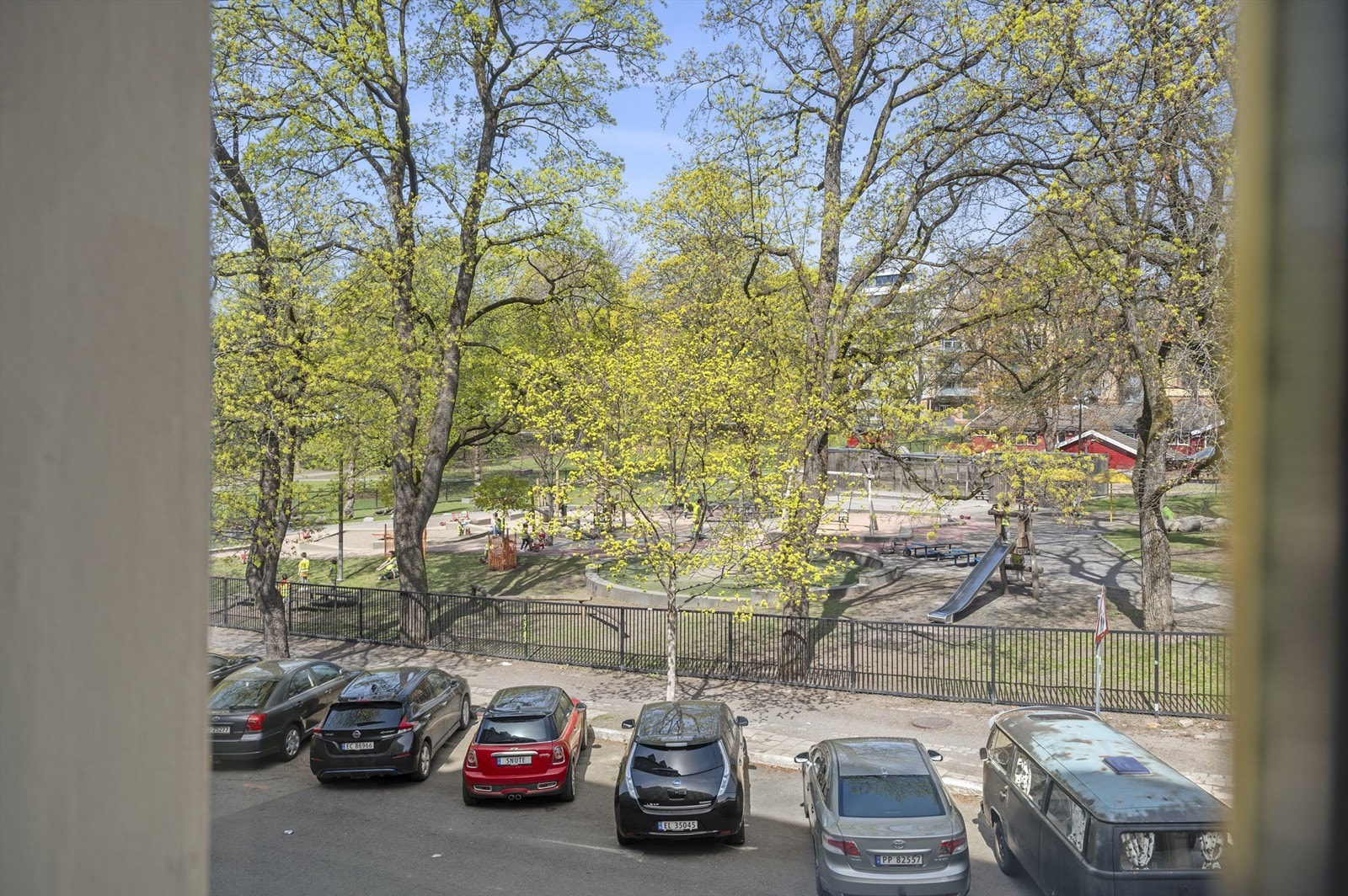 Leiligheten ligger i umiddelbar nærhet til Sofienbergparken, og har et grønt og hyggelig utsyn mot parken. Galleribilde