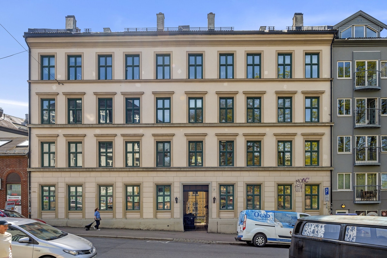 Leiligheten har en populær beliggenhet sentralt på Grünerløkka, like ved Sofienbergparken. I nabolaget rundt leiligheten finner du alt du trenger av fasiliteter. Galleribilde