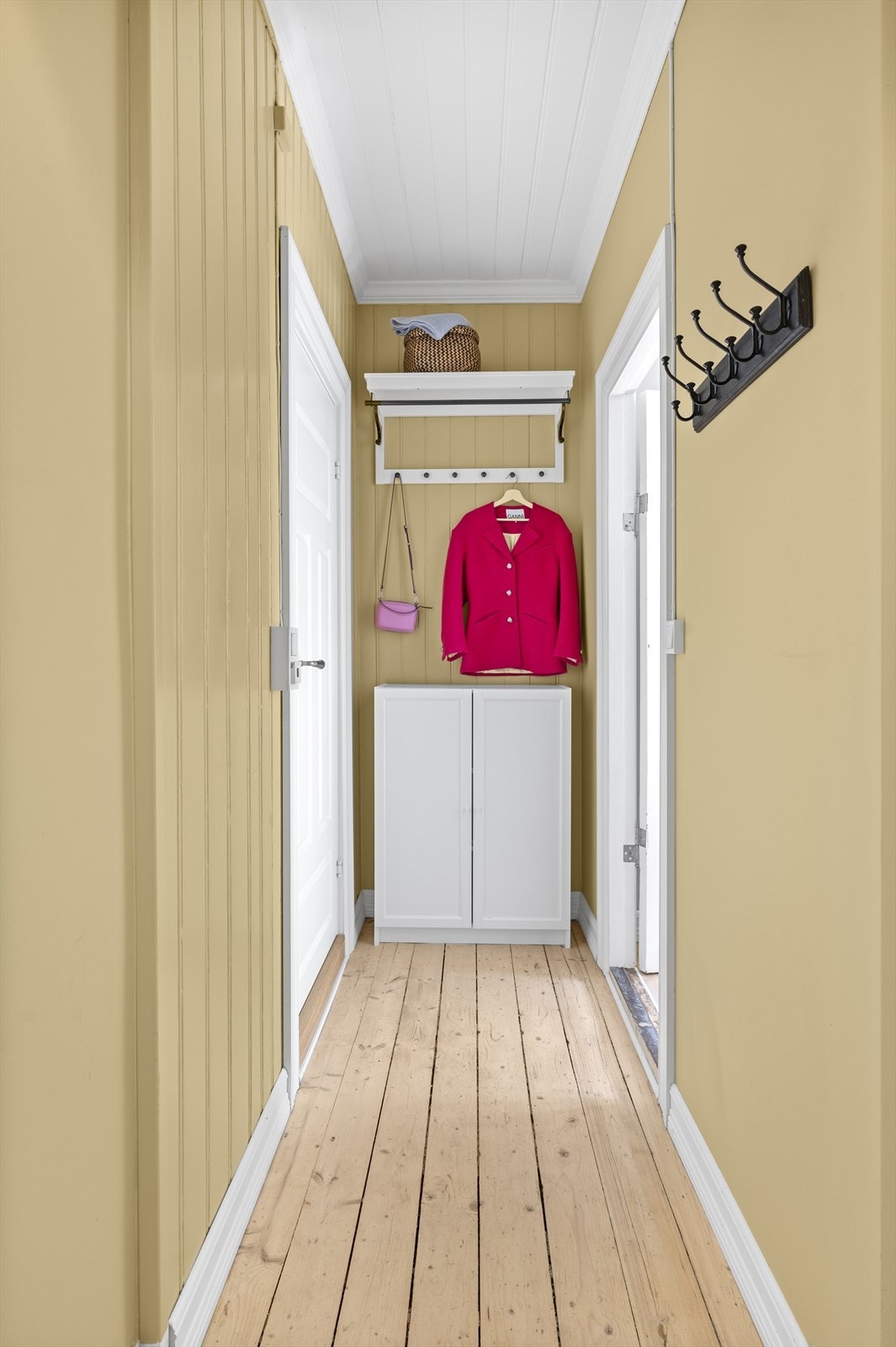 Velkommen inn! Lys og hyggelig entré som er med på å skape et godt førsteinntrykk av leiligheten. Galleribilde